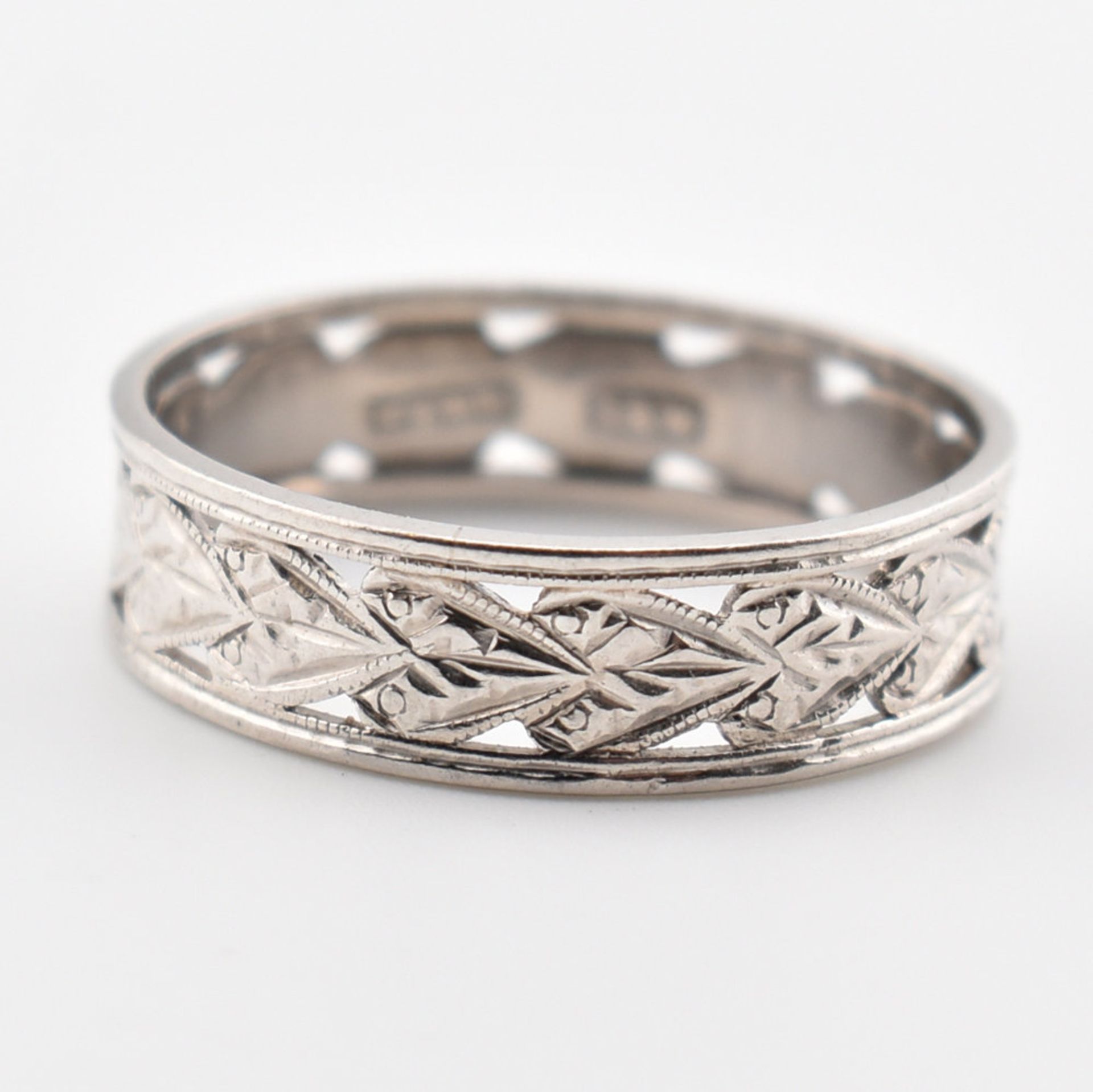 EARLY 20TH CENTURY OPENWORK HEART BAND RING - Image 5 of 7