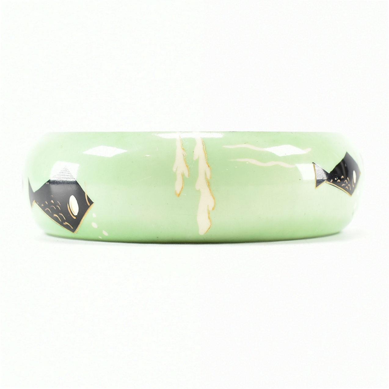 1950S PLASTIC PAINTED BANGLE - Image 5 of 11