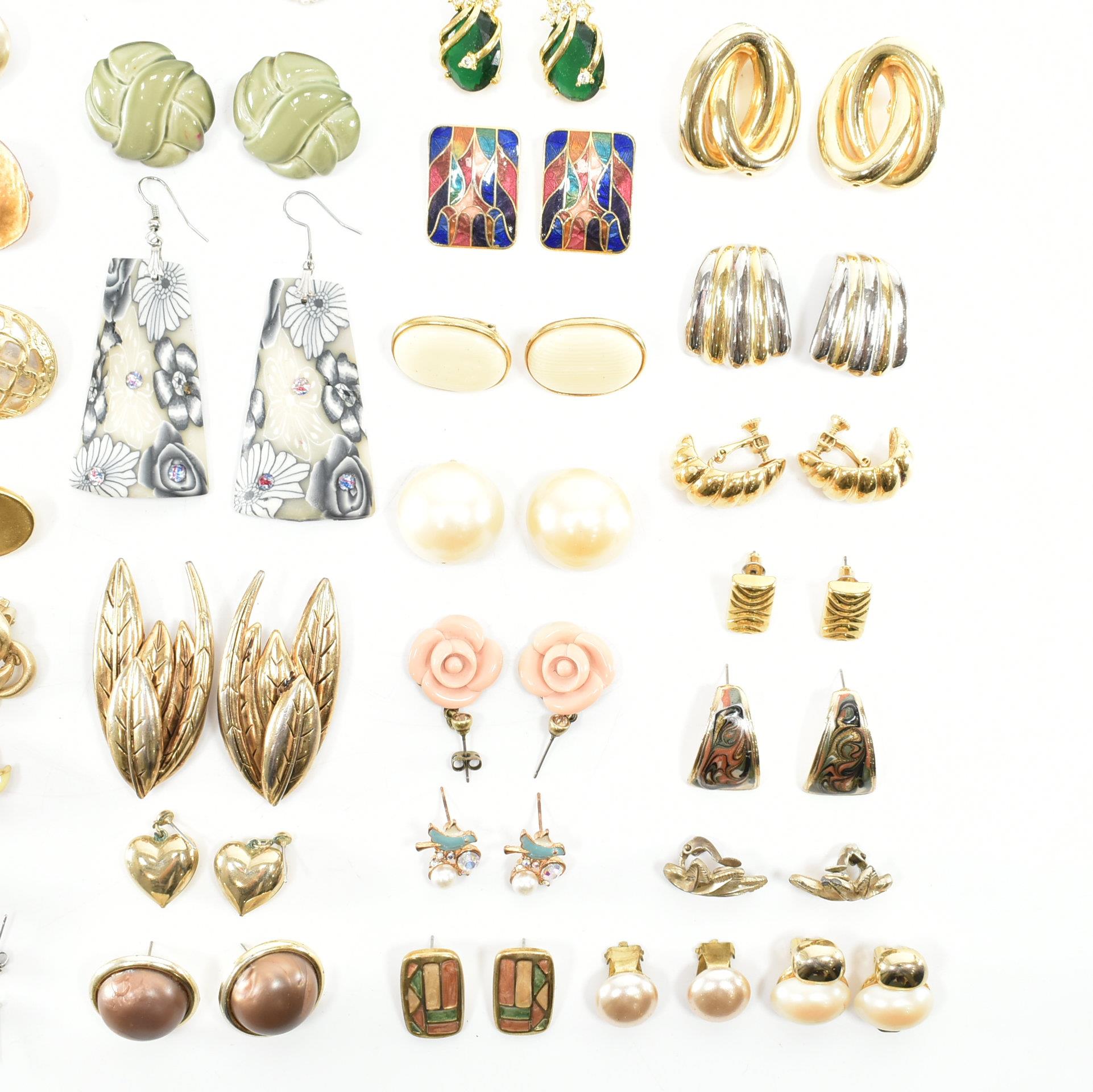 COLLECTION OF ASSORTED COSTUME JEWELLERY EARRINGS - Image 5 of 8