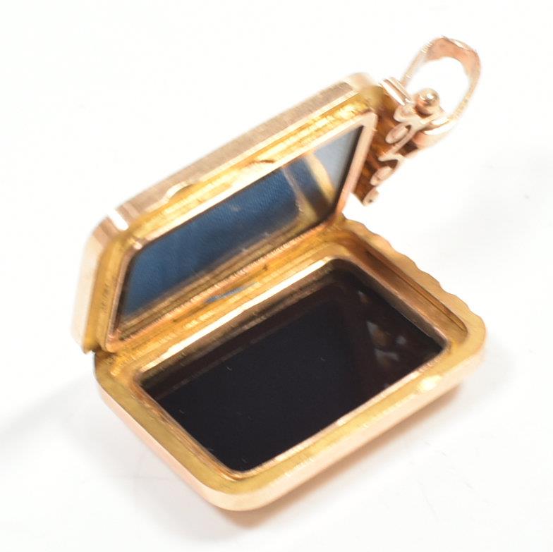 18CT GOLD INTAGLIO LOCKET PENDANT - Image 8 of 9