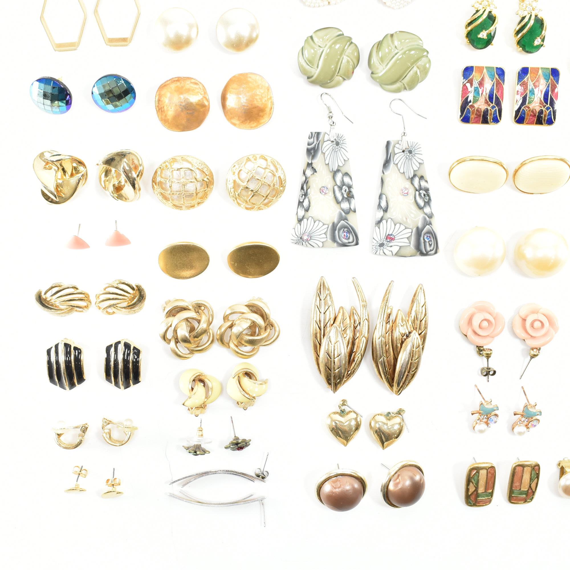 COLLECTION OF ASSORTED COSTUME JEWELLERY EARRINGS - Image 6 of 8