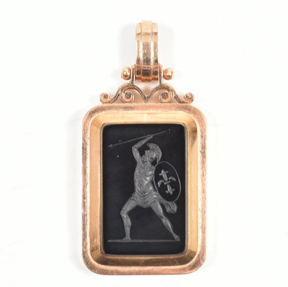 18CT GOLD INTAGLIO LOCKET PENDANT