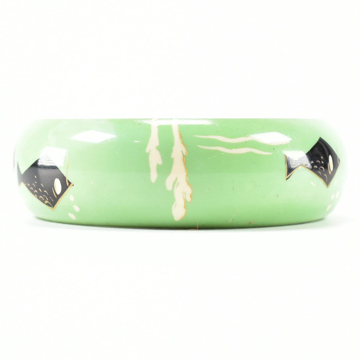 1950S PLASTIC PAINTED BANGLE - Image 4 of 11