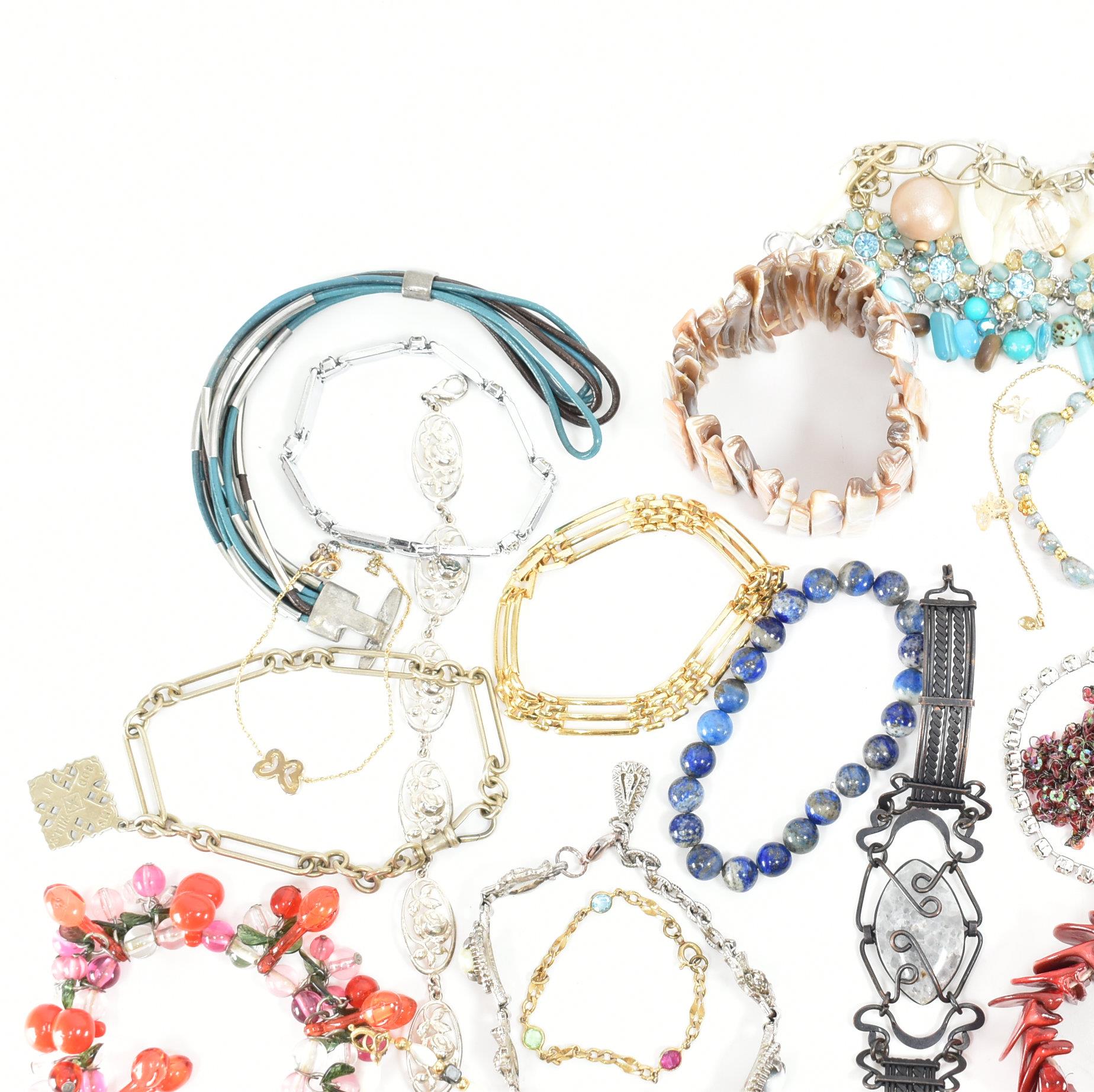 COLLECTION OF ASSORTED COSTUME JEWELLERY BRACELETS - Image 5 of 5