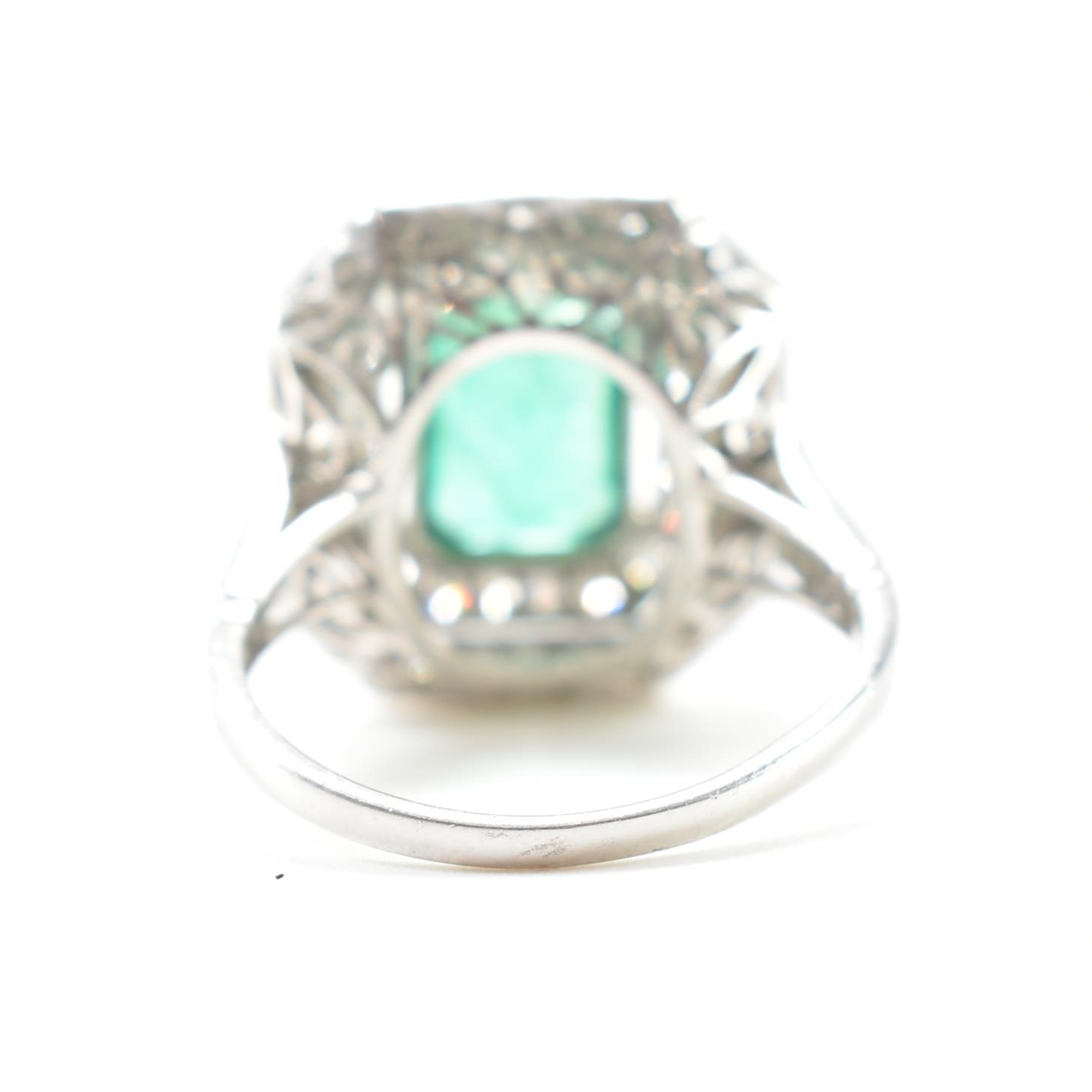 EMERALD & DIAMOND PANEL RING - Image 3 of 8