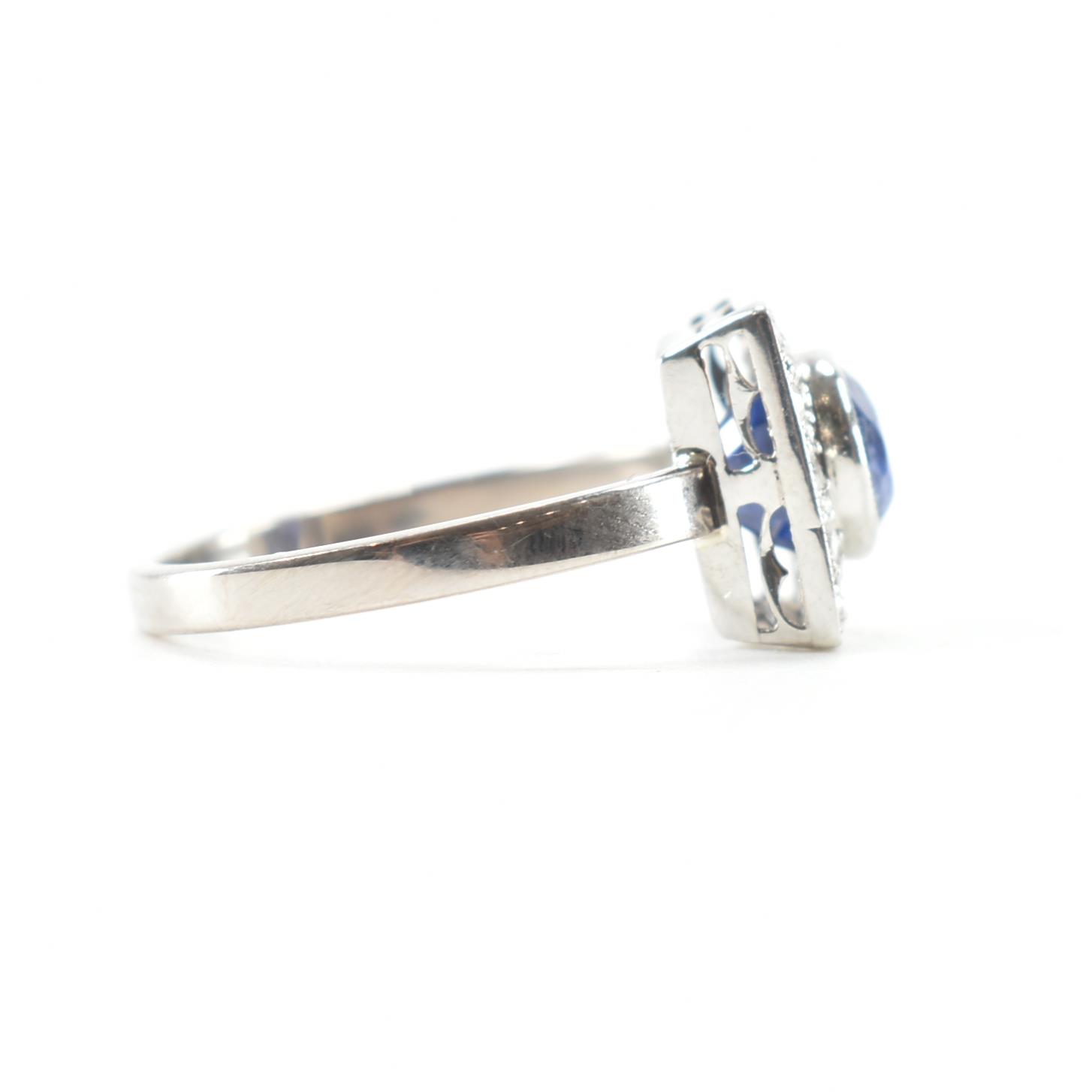 18CT WHITE GOLD SAPPHIRE & DIAMOND TARGET RING - Image 5 of 8