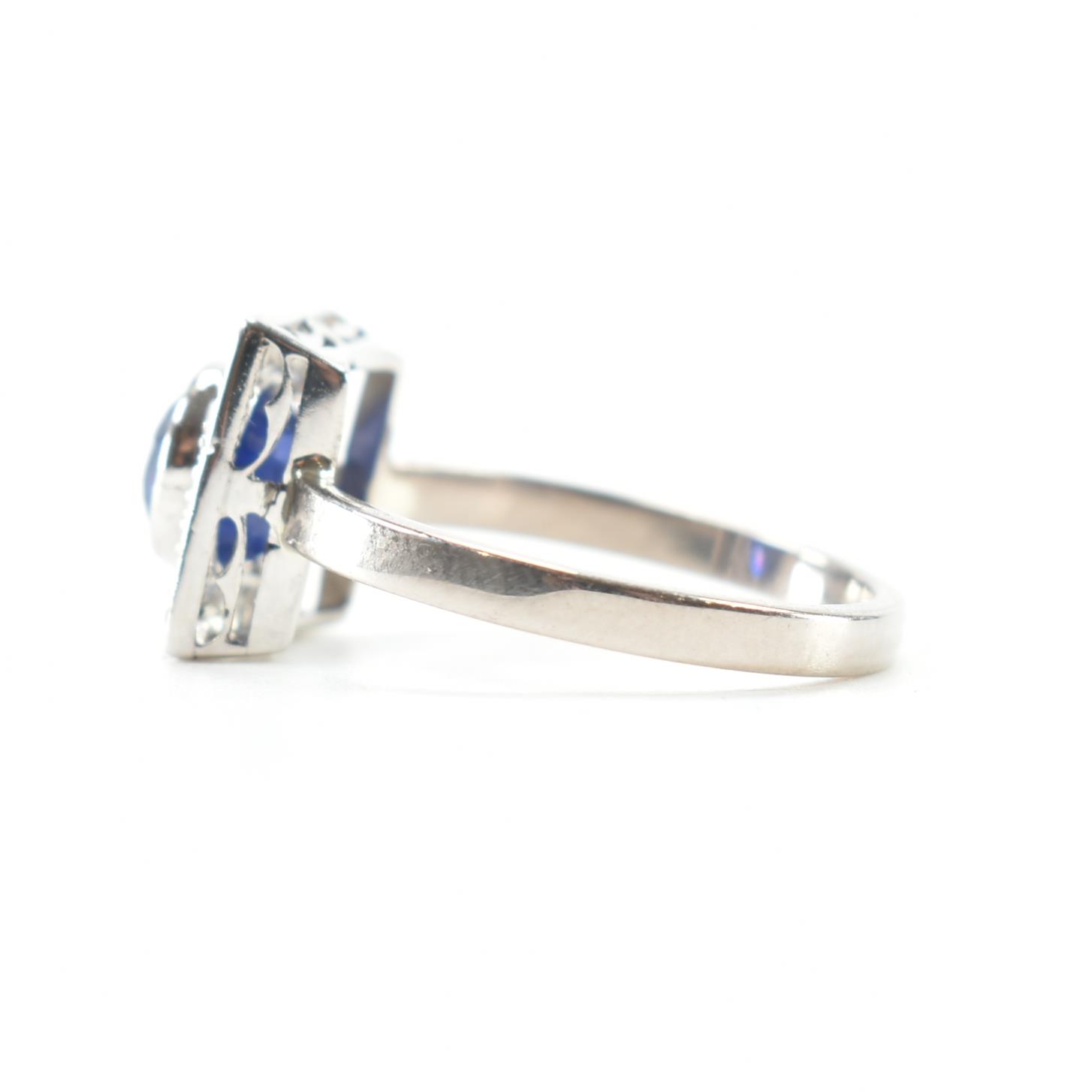 18CT WHITE GOLD SAPPHIRE & DIAMOND TARGET RING - Image 2 of 8