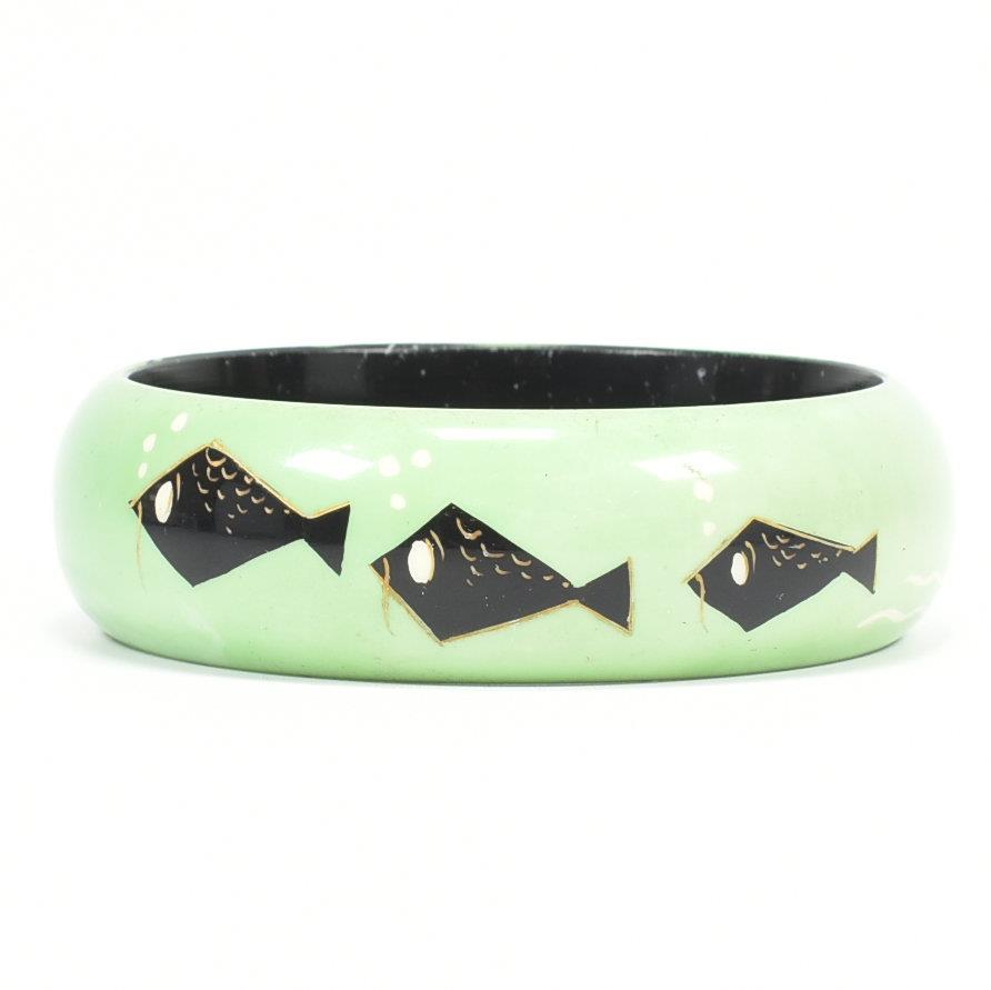 1950S PLASTIC PAINTED BANGLE - Image 8 of 11