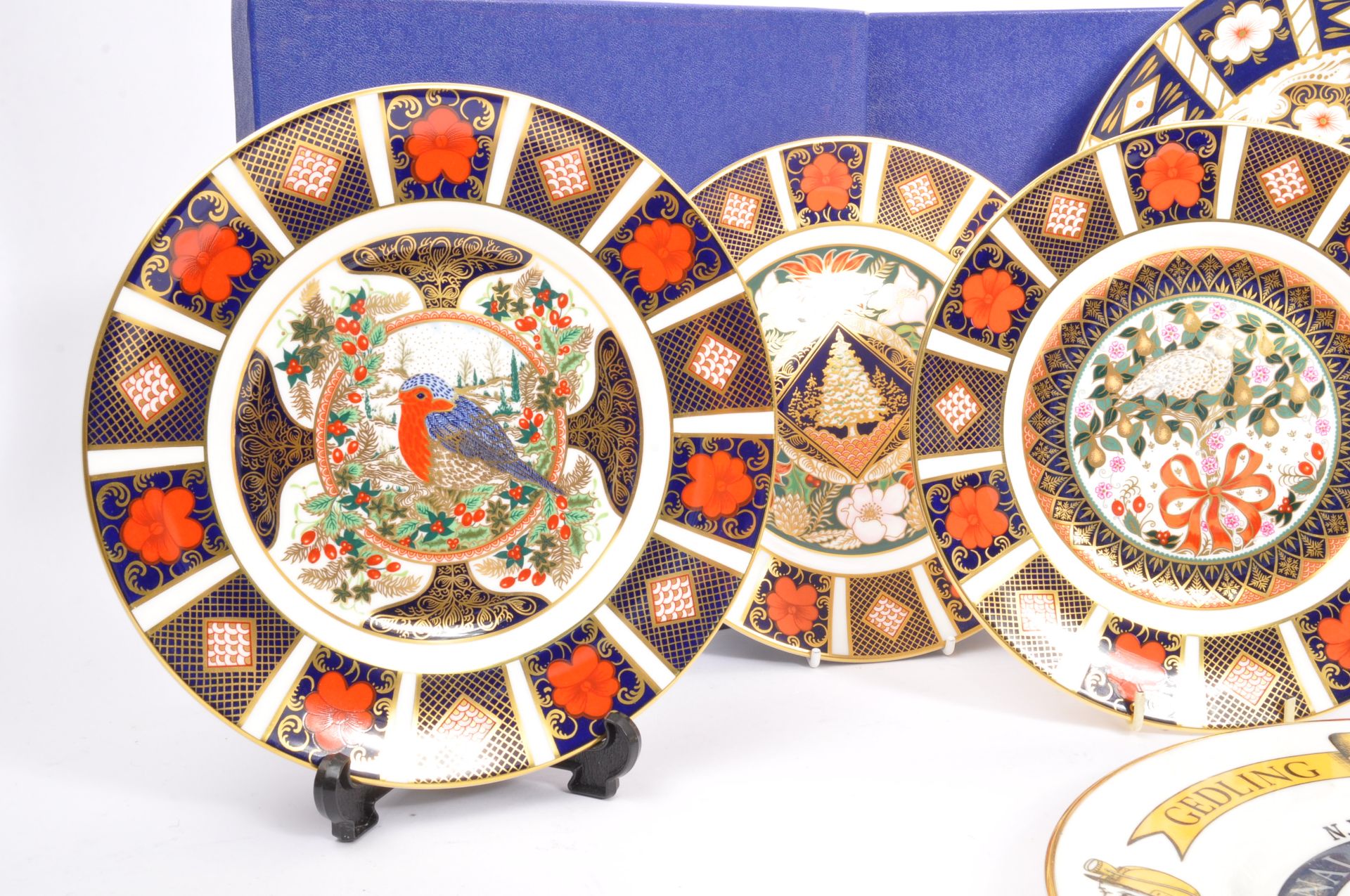 A COLLECTION OF ROYAL CROWN DERBY IMARI PLATES - Image 2 of 11