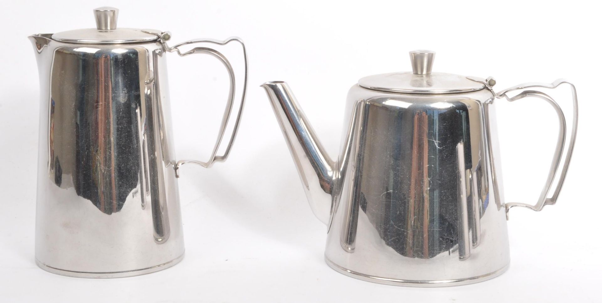 A VINTAGE STAINLESS STEEL COFFEE/TEA SERVICE BY OLD HALL - Bild 2 aus 6