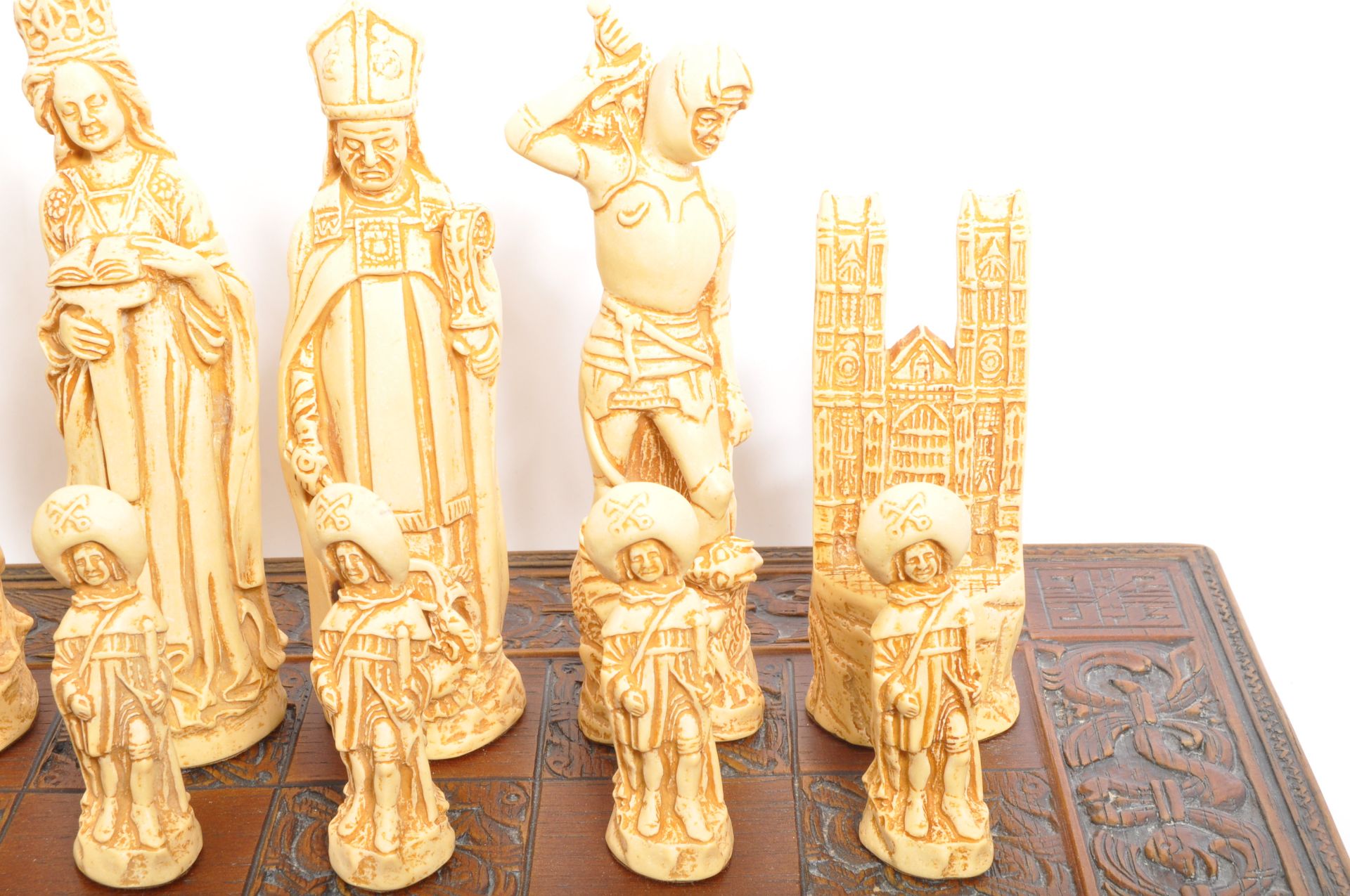 A VINTAGE STUDIO ANNE CARLTON WESTMINSTER ABBEY CHESS SET - Image 6 of 17