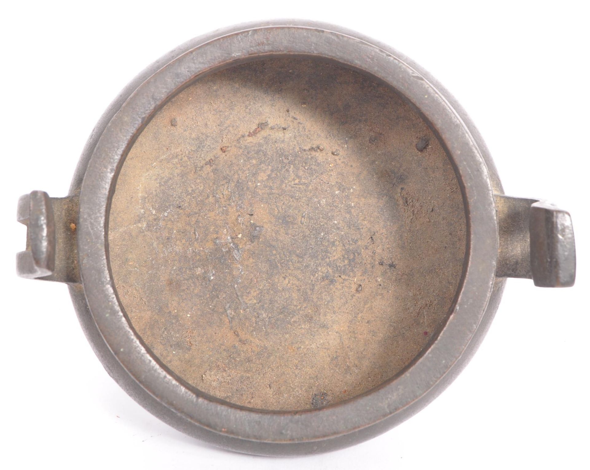A 19TH CENTURY CHINESE ORIENTAL BRONZE VESSEL TRIPOD CENSOR - Image 2 of 4