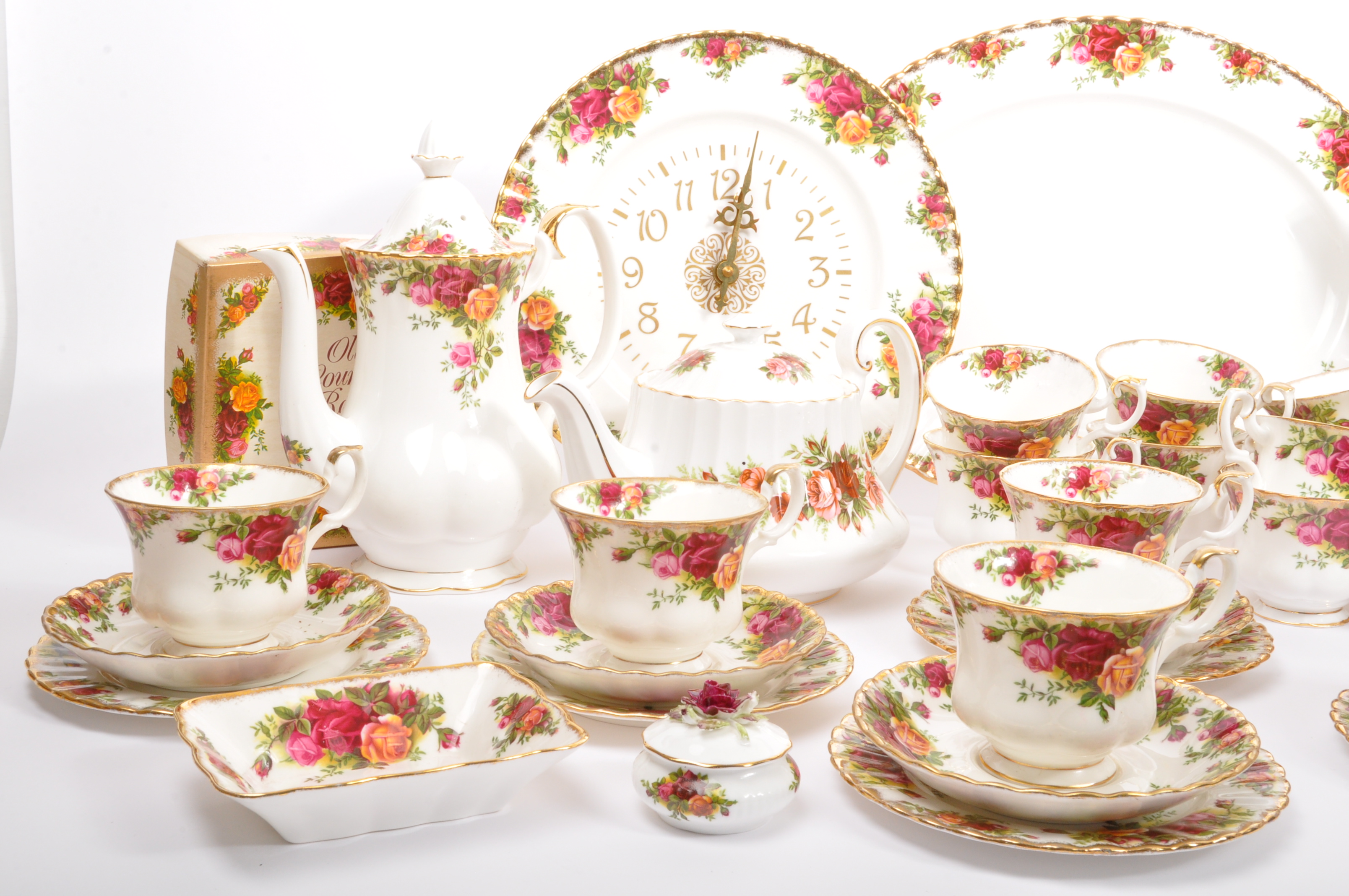 LARGE COLLECTION OF ROYAL ALBERT OLD COUNTRY ROSES TEA SET - Image 4 of 9