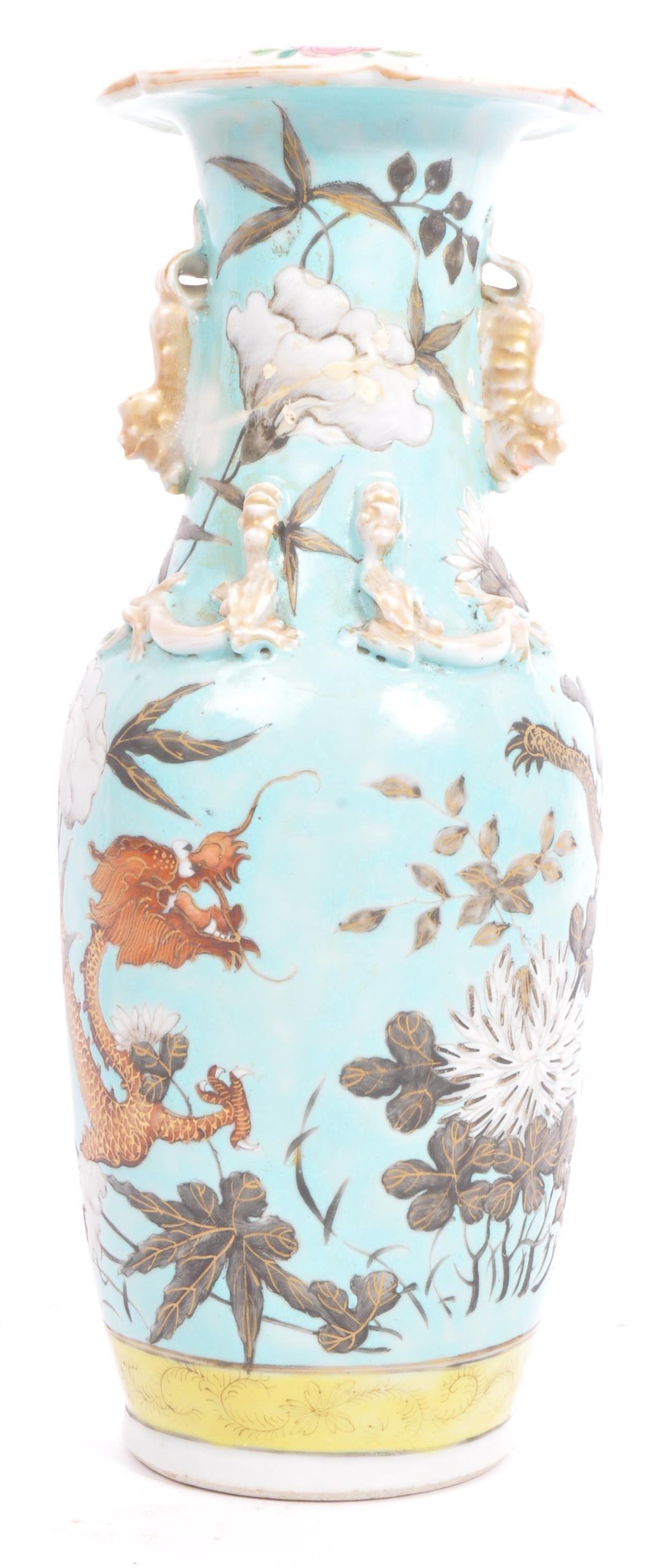 A 19THE CENTURY BLUE AND WHITE CHINESE ORIENTAL CERAMIC VASE