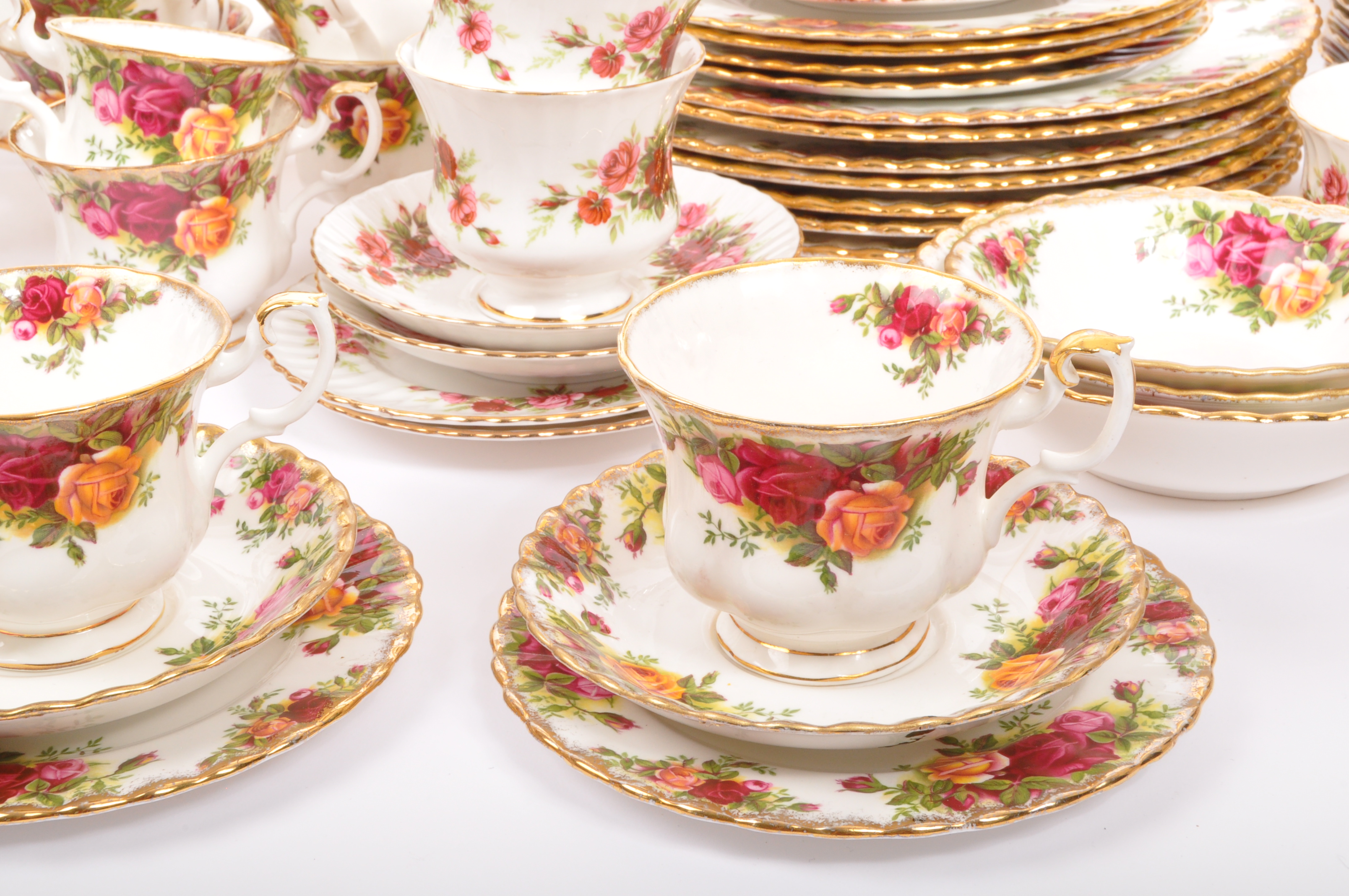 LARGE COLLECTION OF ROYAL ALBERT OLD COUNTRY ROSES TEA SET - Image 7 of 9