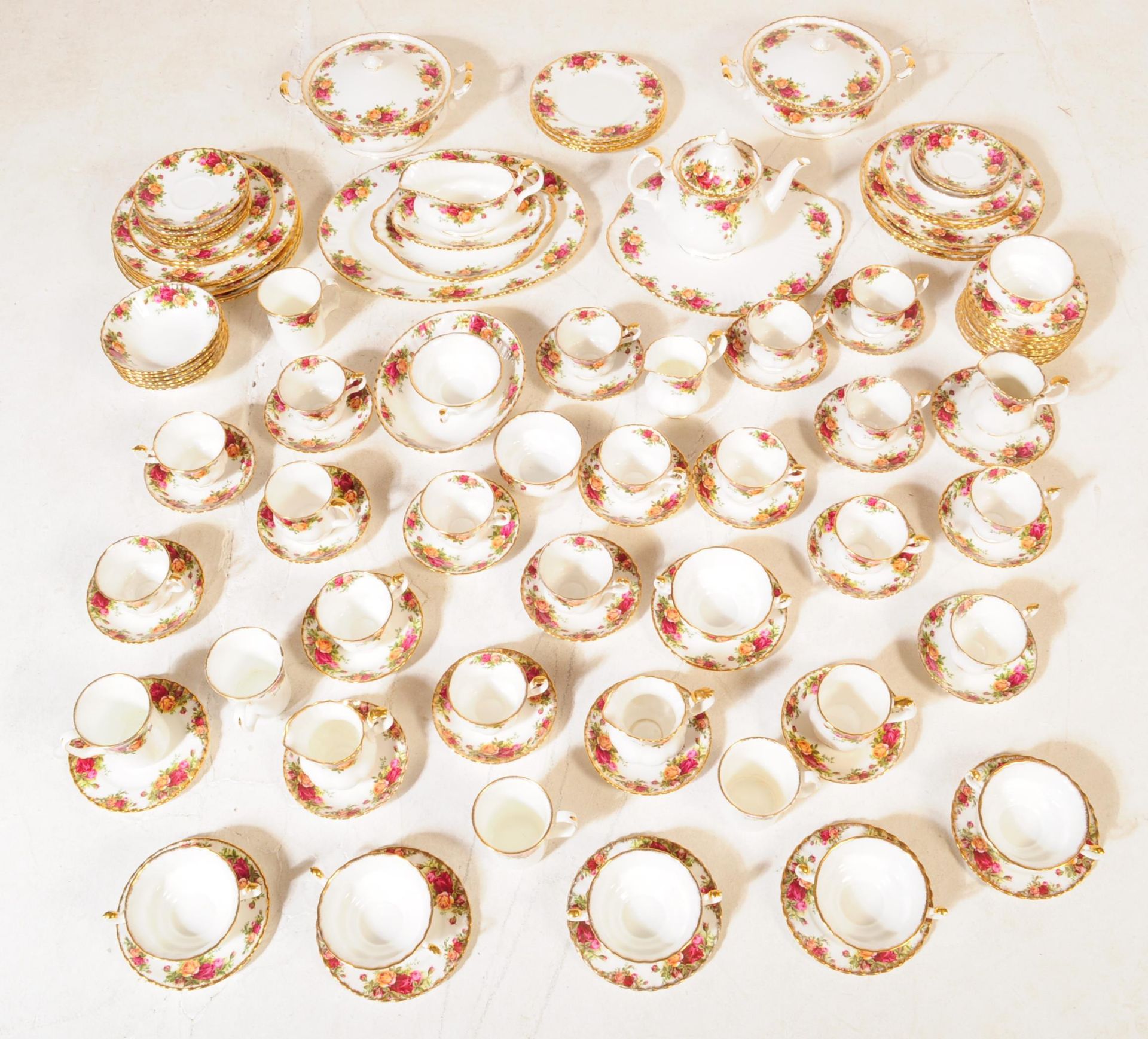 ROYAL ALBERT OLD COUNTRY ROSES TEA & DINNER SERVICE - Image 3 of 7