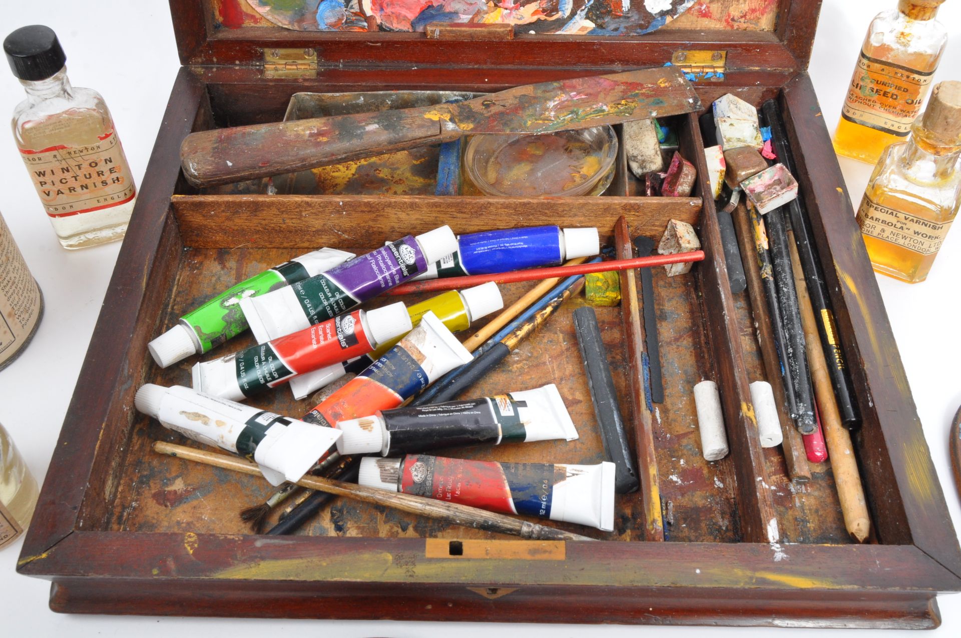 AN EARLY 20TH CENTURY ARTIST'S PALETTE & PAINTING ACCESSORIES - Image 2 of 4