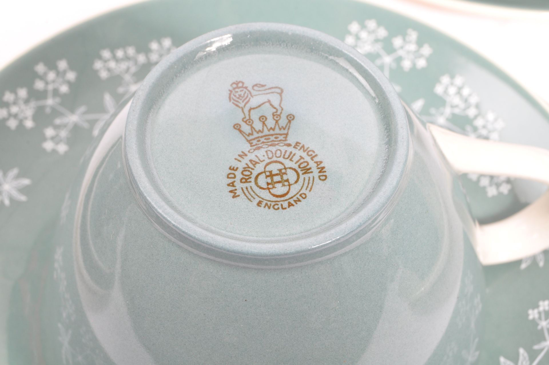 20TH CENTURY ROYAL DOULTON QUEENS LACE SERVICE - Image 8 of 9