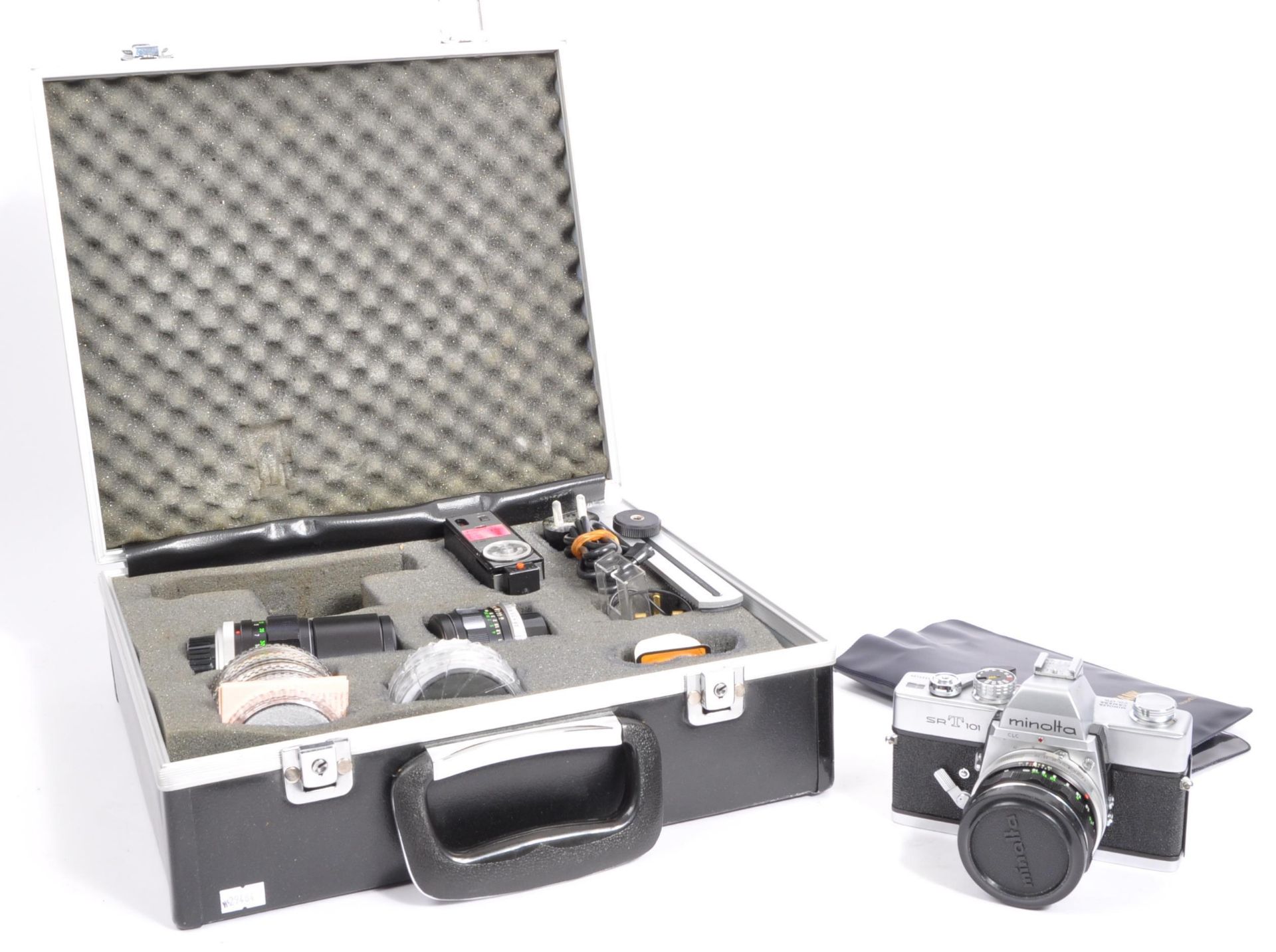 20TH CENTURY 1960S CASED MINOLTA CAMERA AND EQUIPMENT