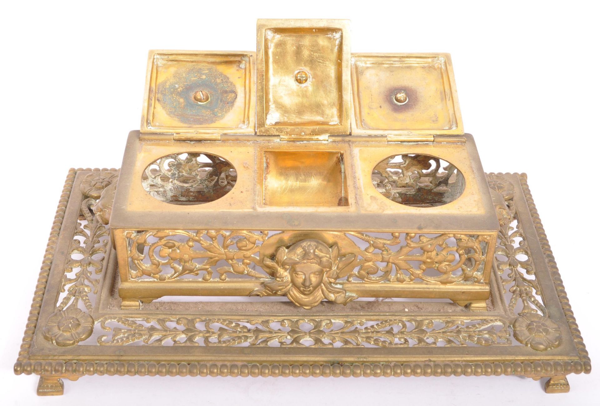 A 19TH CENTURY VICTORIAN BRASS DESK TIDY / INK WELL - Image 2 of 6