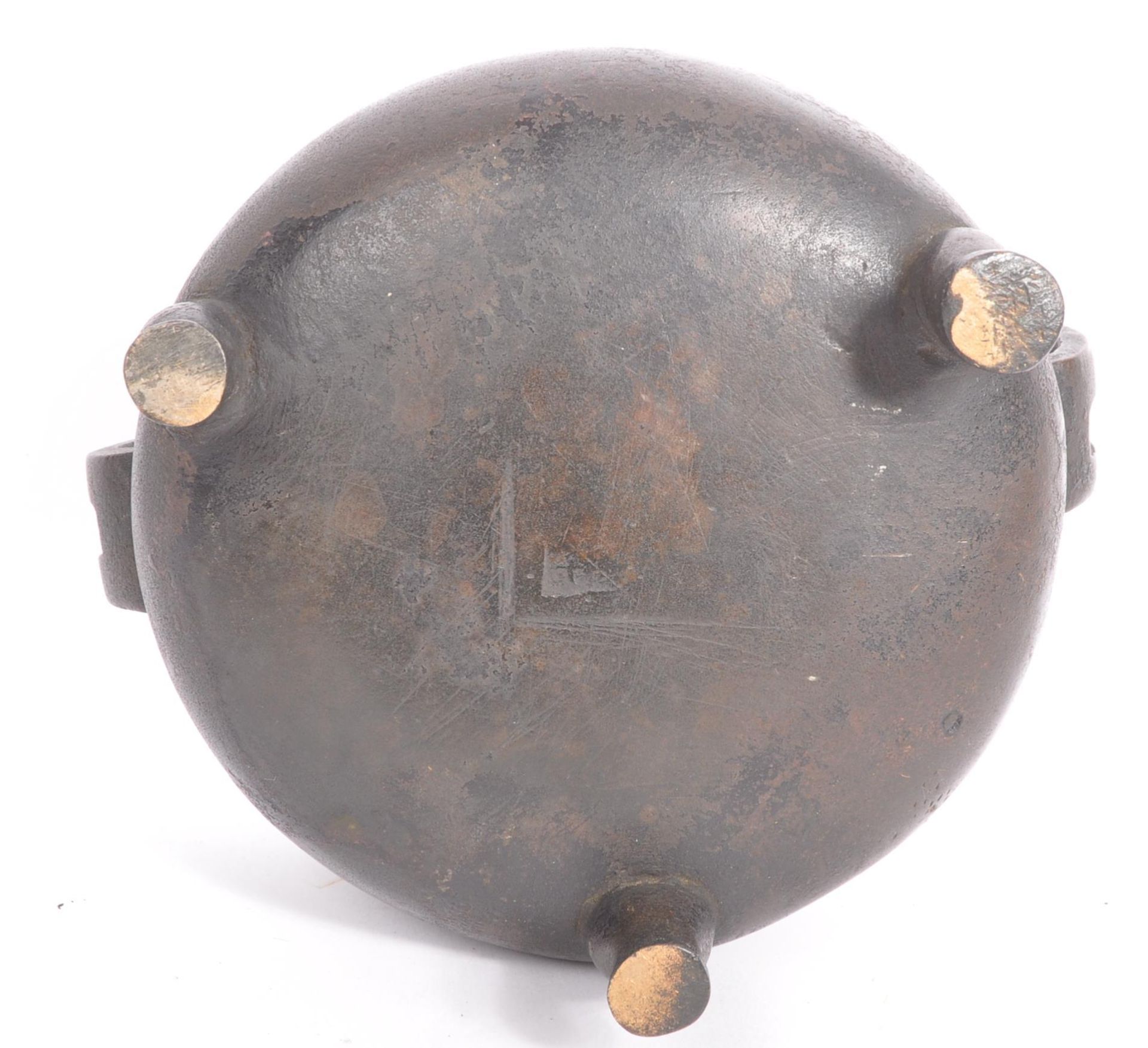 A 19TH CENTURY CHINESE ORIENTAL BRONZE VESSEL TRIPOD CENSOR - Image 3 of 4