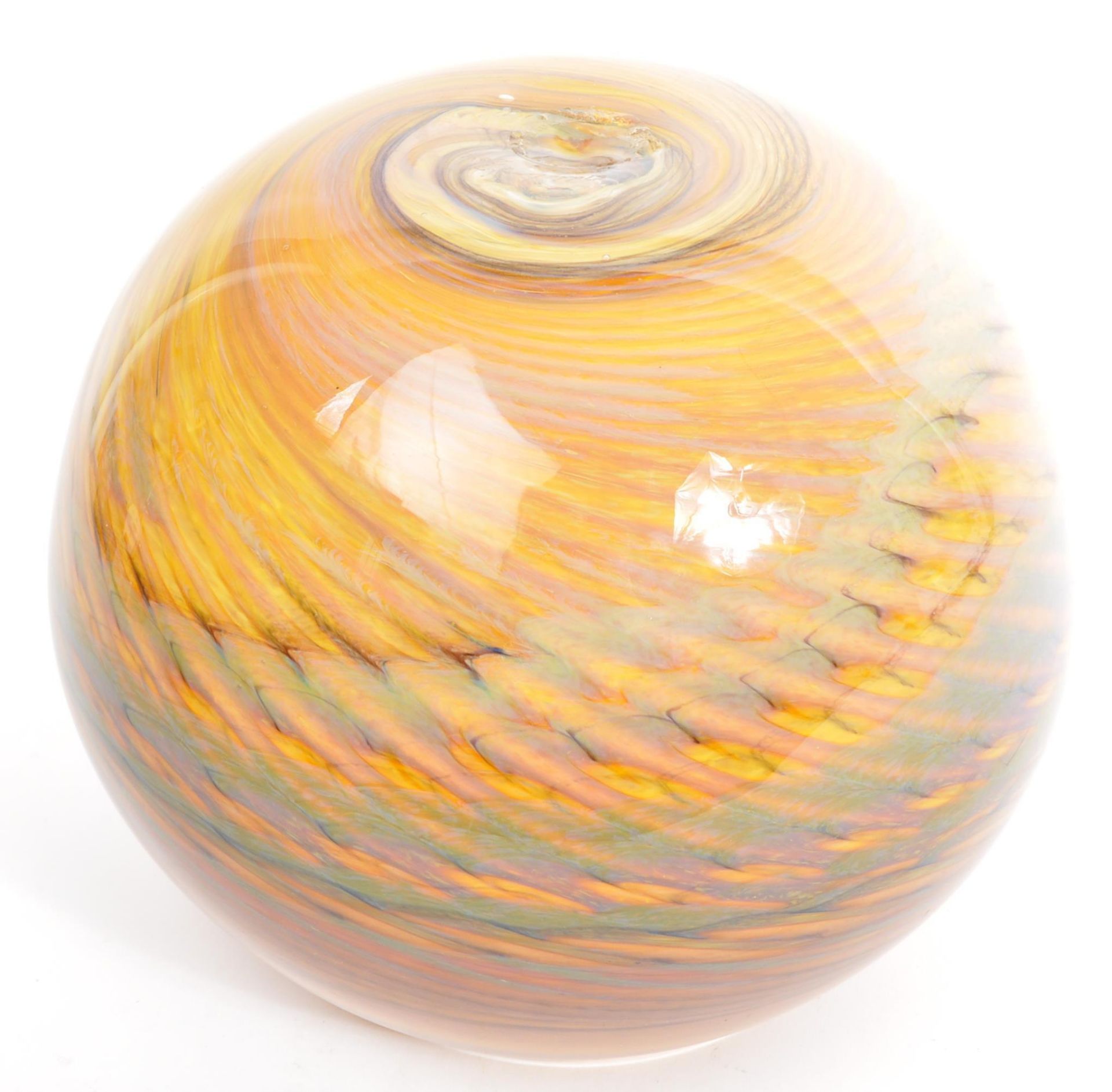 A CONTEMPORARY SIDDY LANGLEY STUDIO ART GLASS VASE SCULPTURE - Image 5 of 5