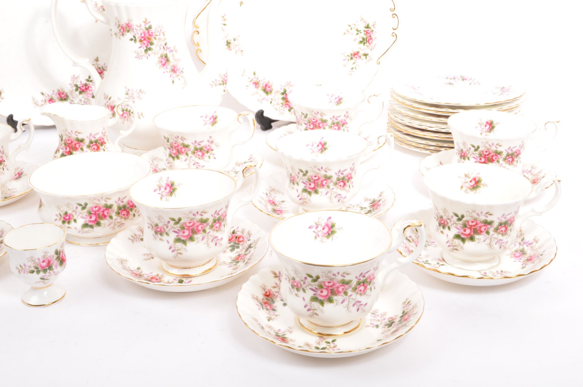 VINTAGE ROYAL ALBERT LAVENDER ROSE TEA & DINNER SERVICE - Image 2 of 8