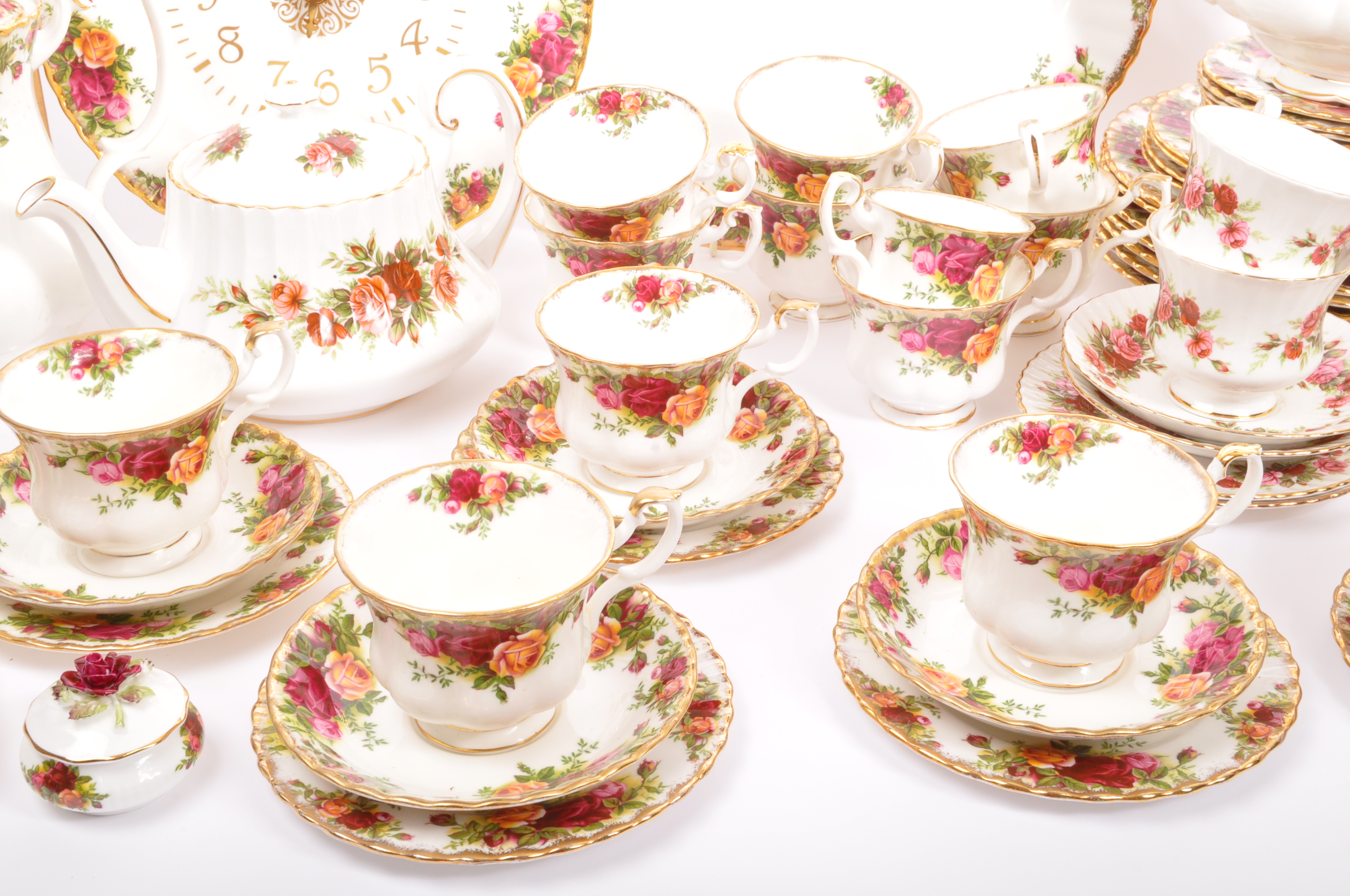 LARGE COLLECTION OF ROYAL ALBERT OLD COUNTRY ROSES TEA SET - Image 5 of 9