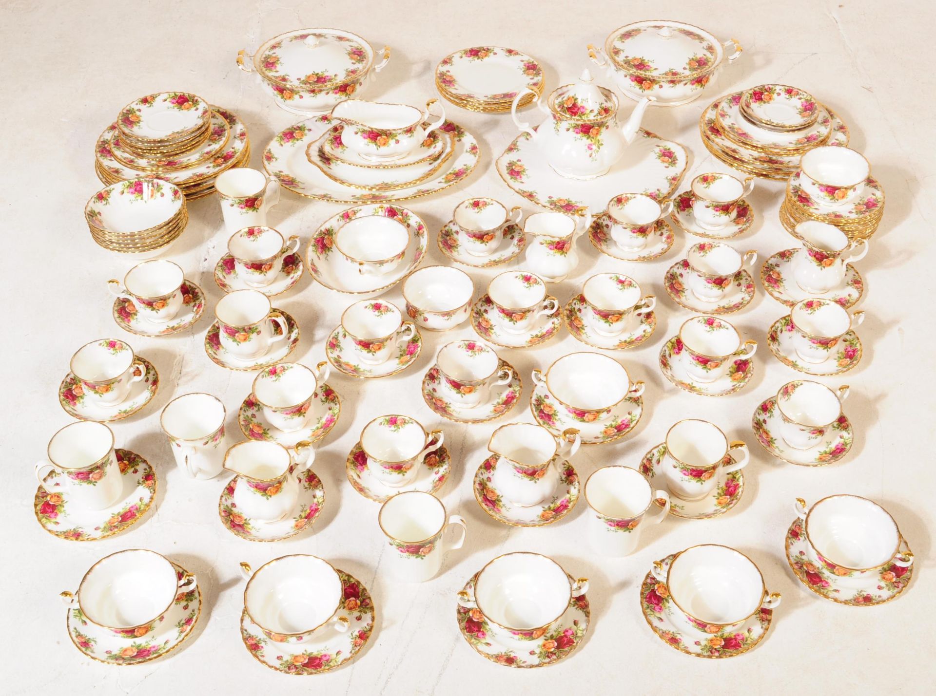 ROYAL ALBERT OLD COUNTRY ROSES TEA & DINNER SERVICE - Image 2 of 7