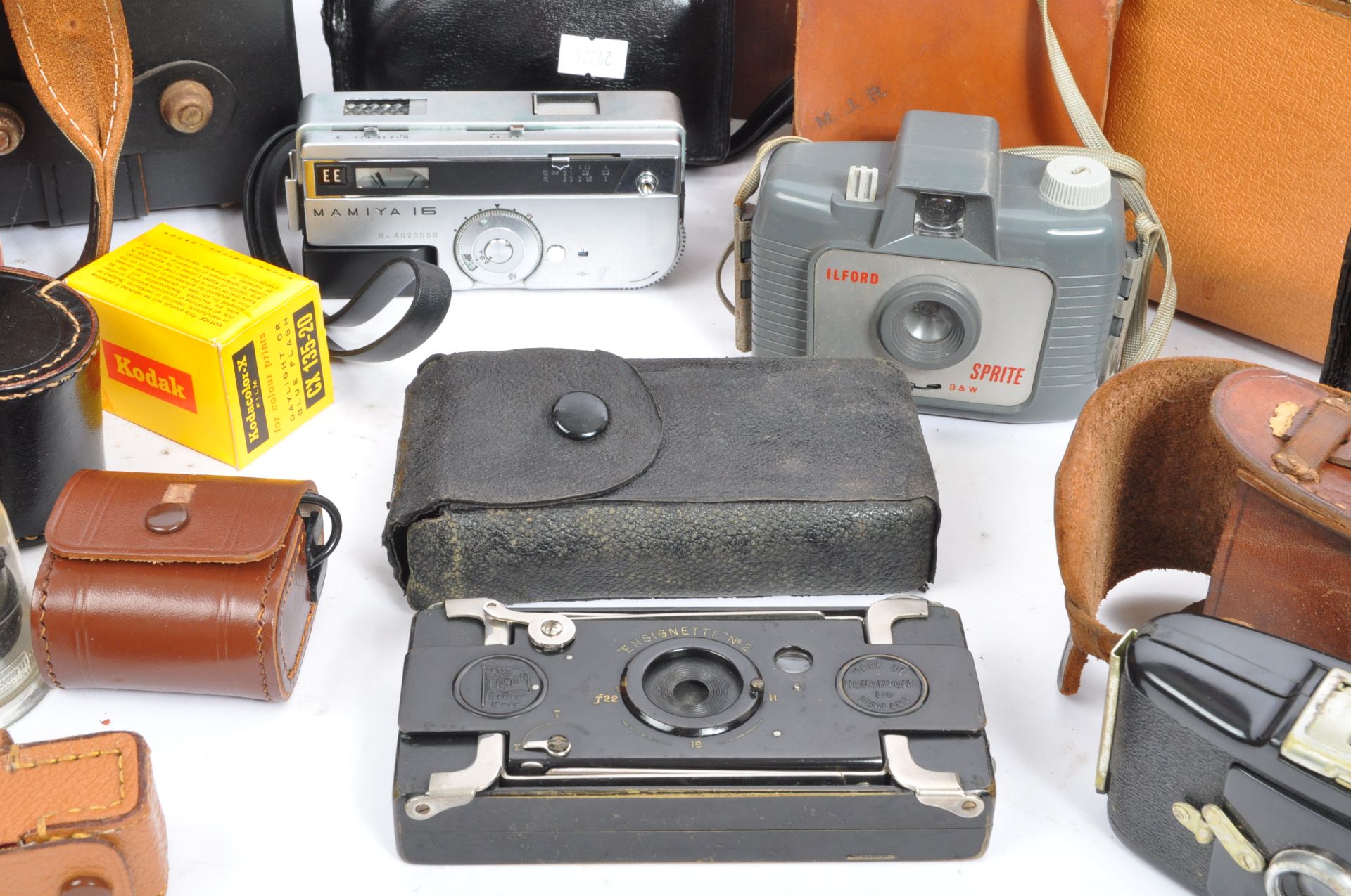 AN ASSORTMENT OF VINTAGE CAMERA PHOTOGRAPHIC EQUIPMENT - Image 3 of 6