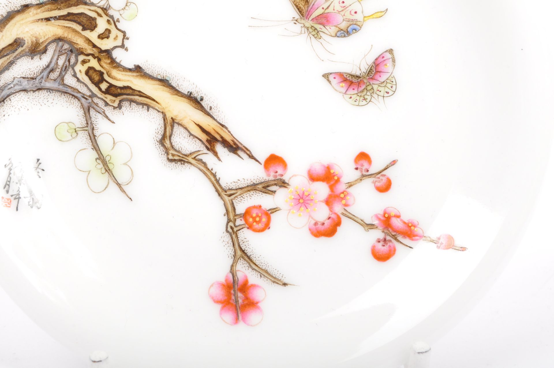 A CHINESE HAND PAINTED PORCELAIN BLOSSOM & BUTTERFLY DISH - Image 2 of 6