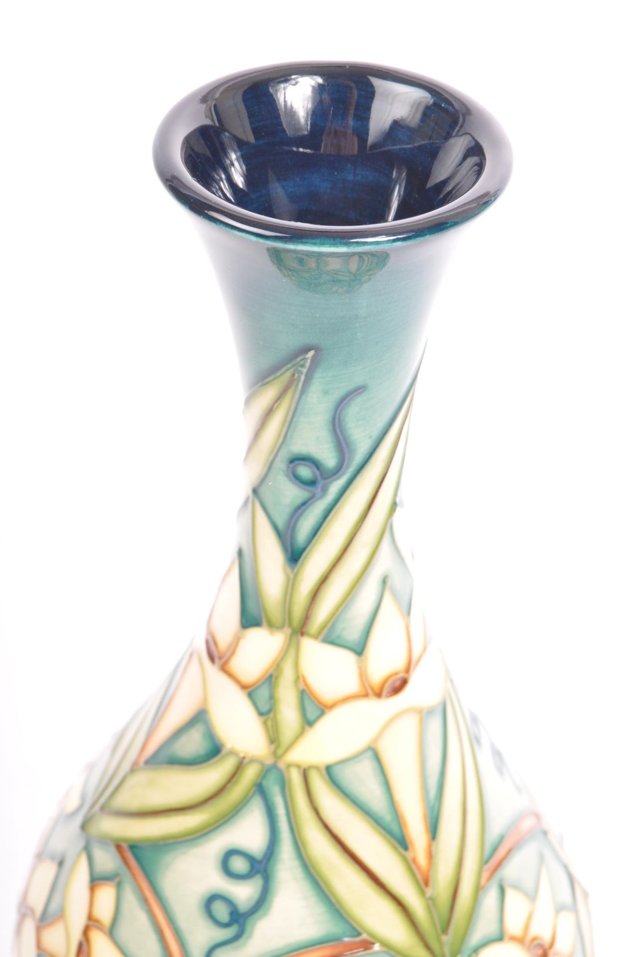 MOORCROFT CAROUSEL JASMINE BOXED VASE - Image 4 of 5