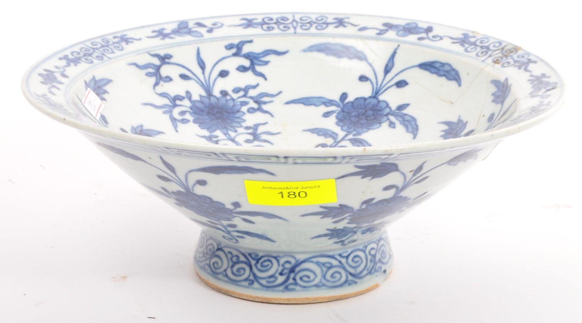 A LARGE 19TH CENTURY CHINESE ORIENTAL PORCELAIN CENTRE BOWL - Image 2 of 5