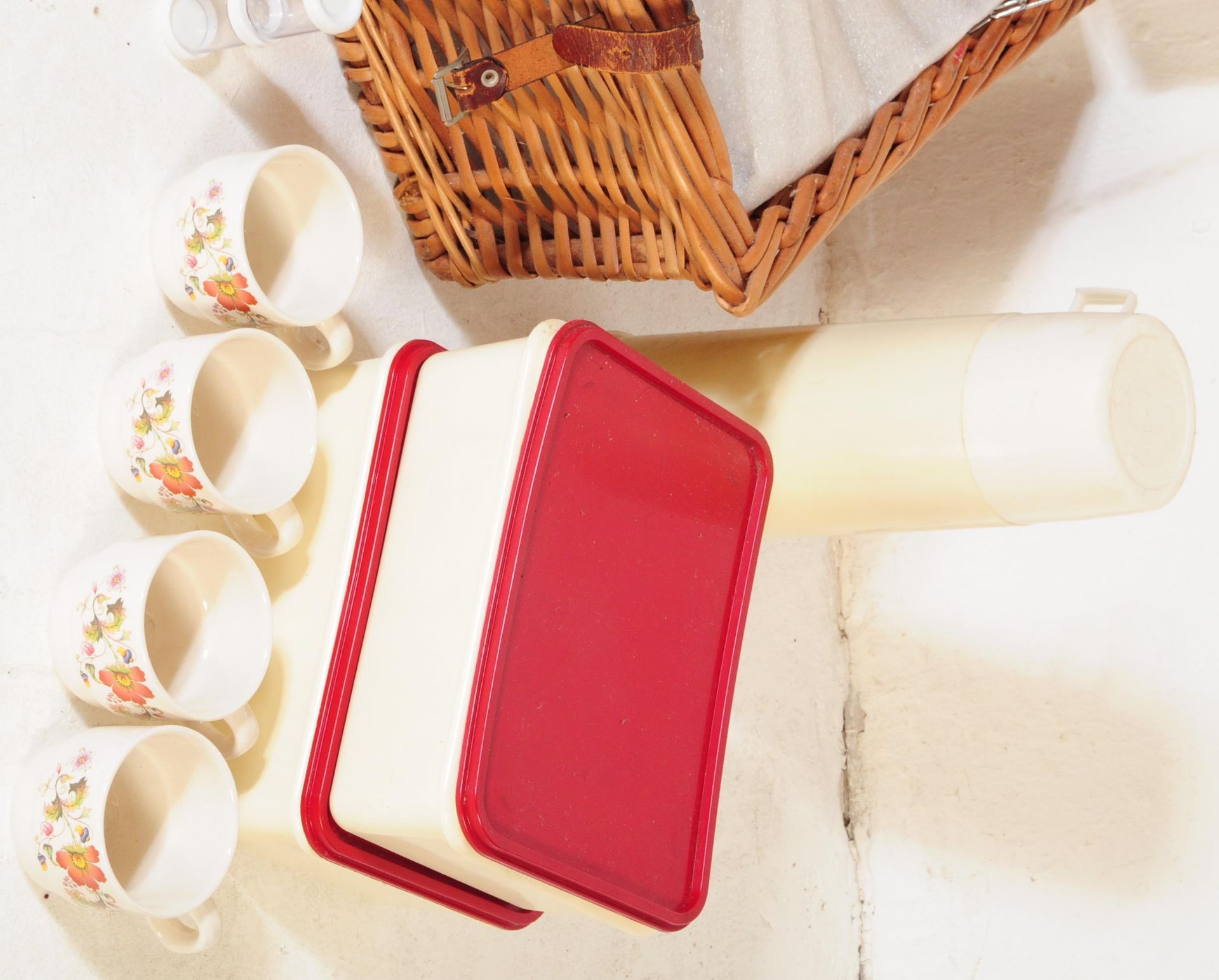 A VINTAGE 20TH CENTURY ANTLER PICNIC HAMPER BASKET - Image 3 of 5