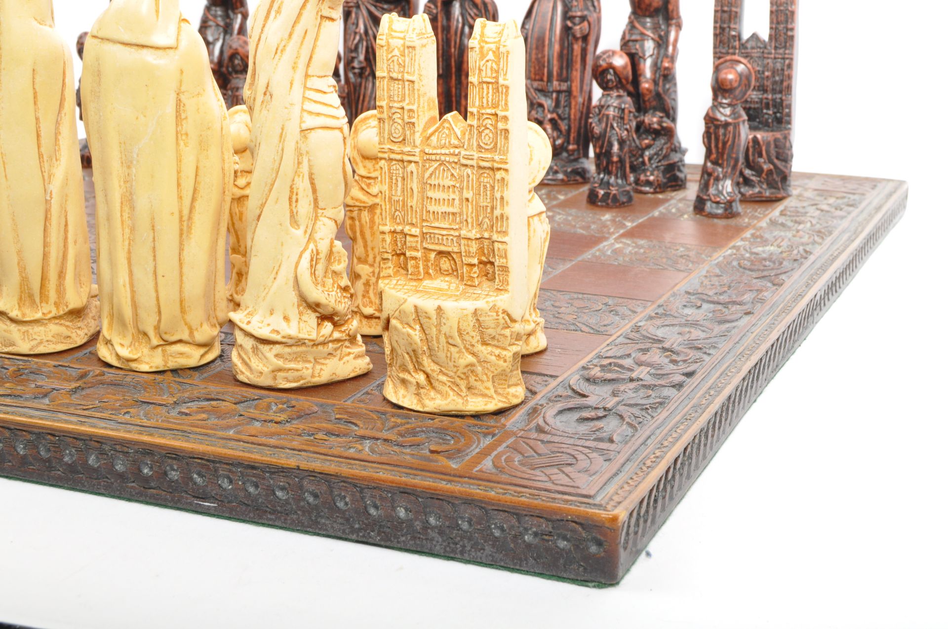 A VINTAGE STUDIO ANNE CARLTON WESTMINSTER ABBEY CHESS SET - Image 13 of 17
