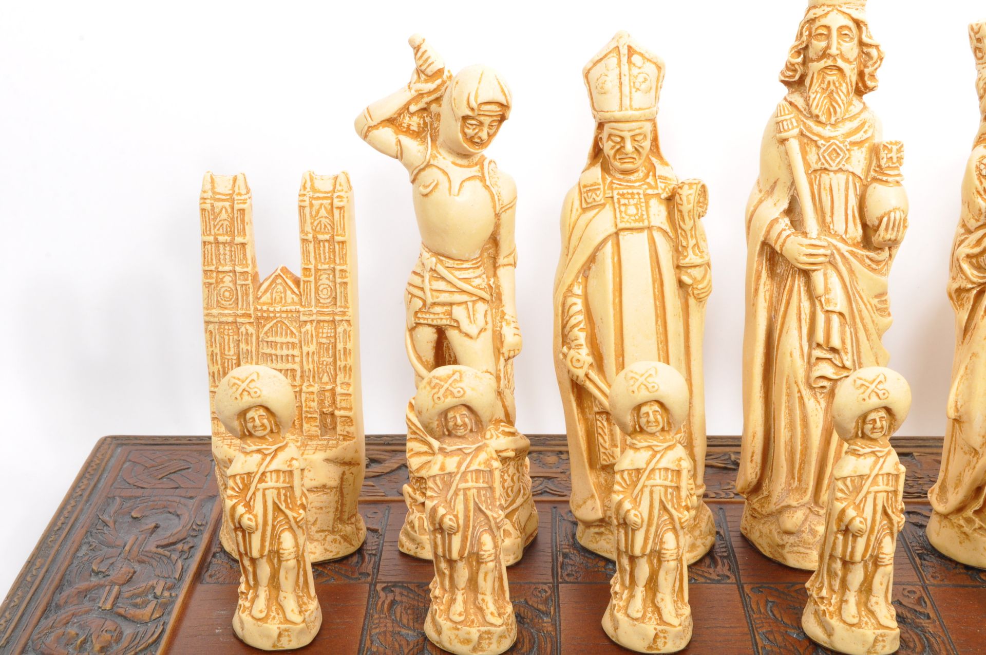 A VINTAGE STUDIO ANNE CARLTON WESTMINSTER ABBEY CHESS SET - Image 4 of 17