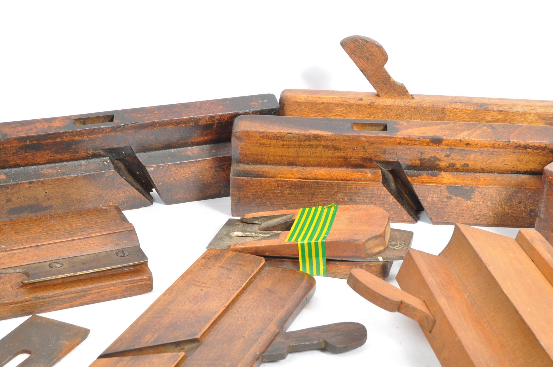 COLLECTION OF 19TH CENTURY BEECH WOODWORKER PLANE - Bild 3 aus 8