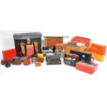 AN ASSORTMENT OF VINTAGE CAMERA PHOTOGRAPHIC EQUIPMENT