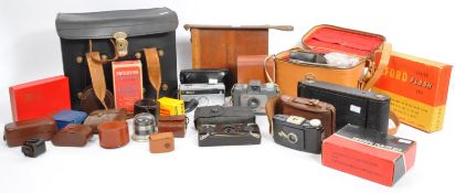 AN ASSORTMENT OF VINTAGE CAMERA PHOTOGRAPHIC EQUIPMENT