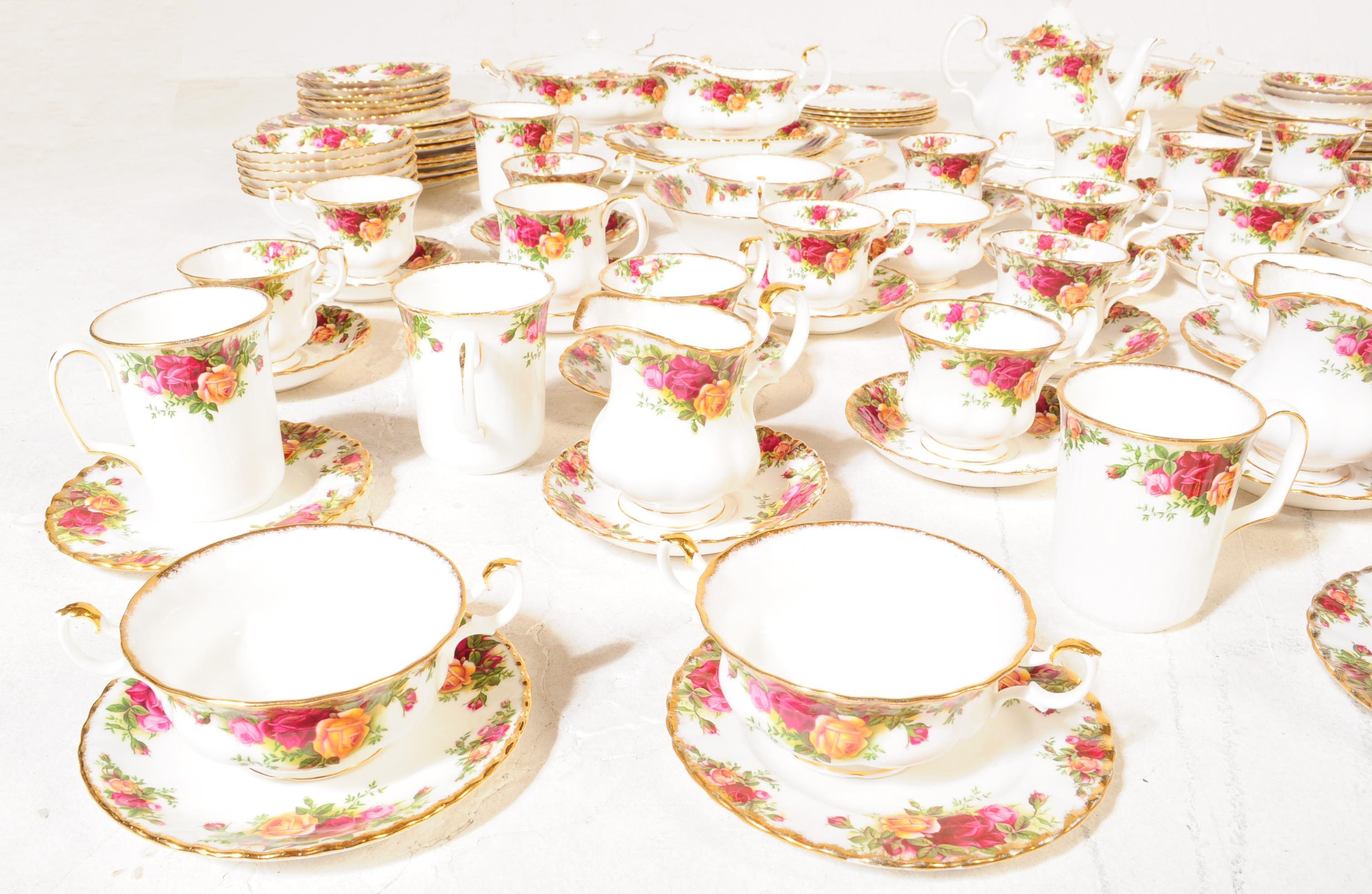 ROYAL ALBERT OLD COUNTRY ROSES TEA & DINNER SERVICE - Image 4 of 7