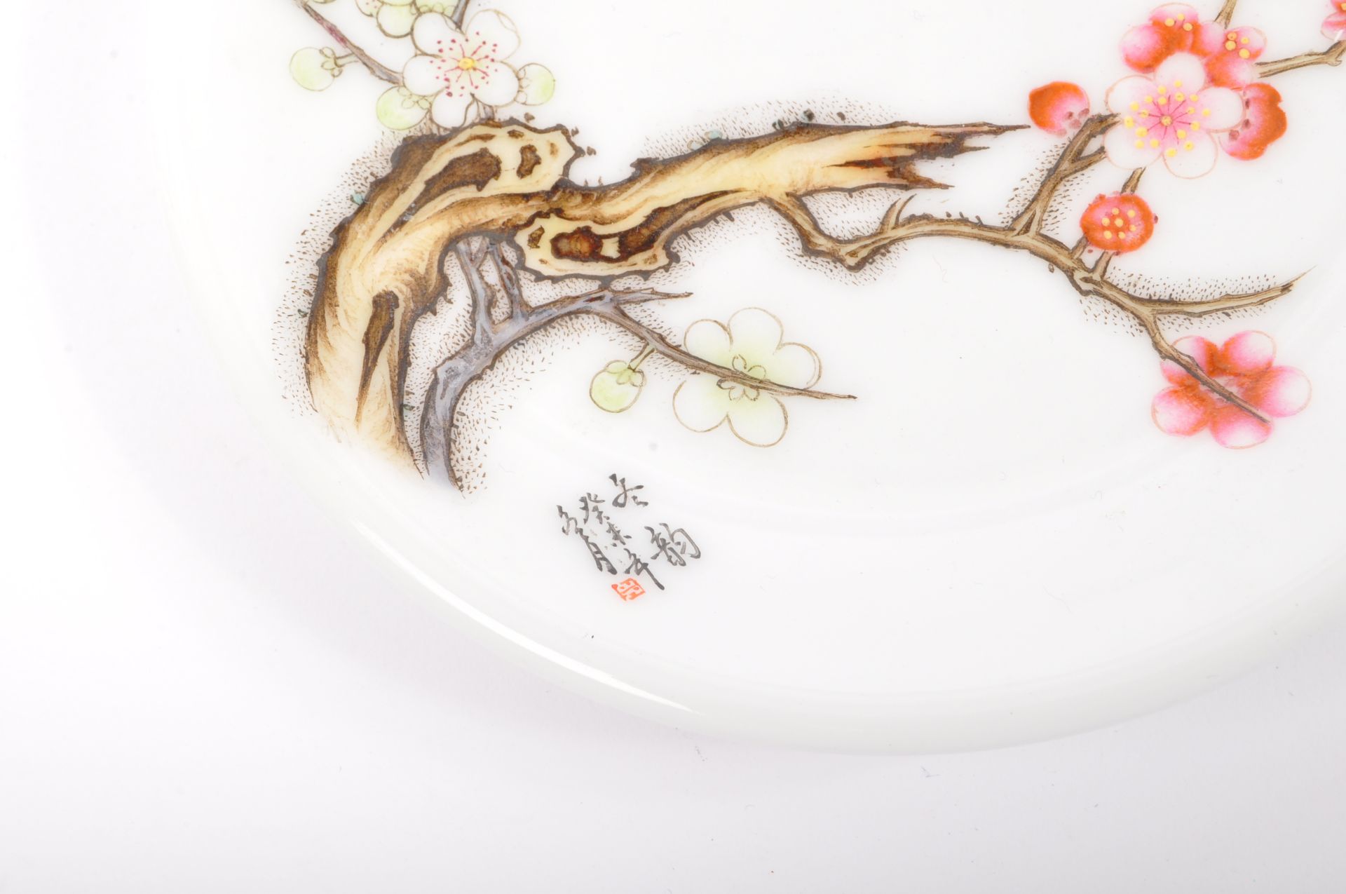 A CHINESE HAND PAINTED PORCELAIN BLOSSOM & BUTTERFLY DISH - Image 5 of 6