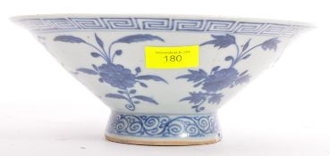 A LARGE 19TH CENTURY CHINESE ORIENTAL PORCELAIN CENTRE BOWL
