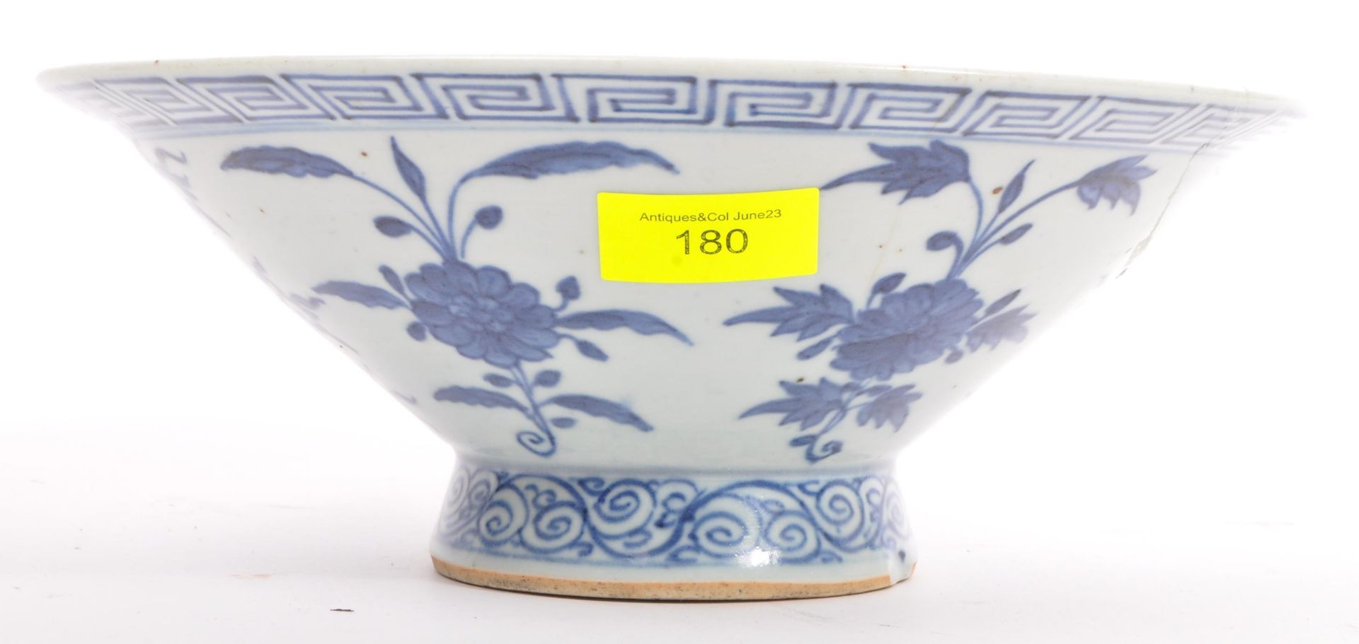 A LARGE 19TH CENTURY CHINESE ORIENTAL PORCELAIN CENTRE BOWL