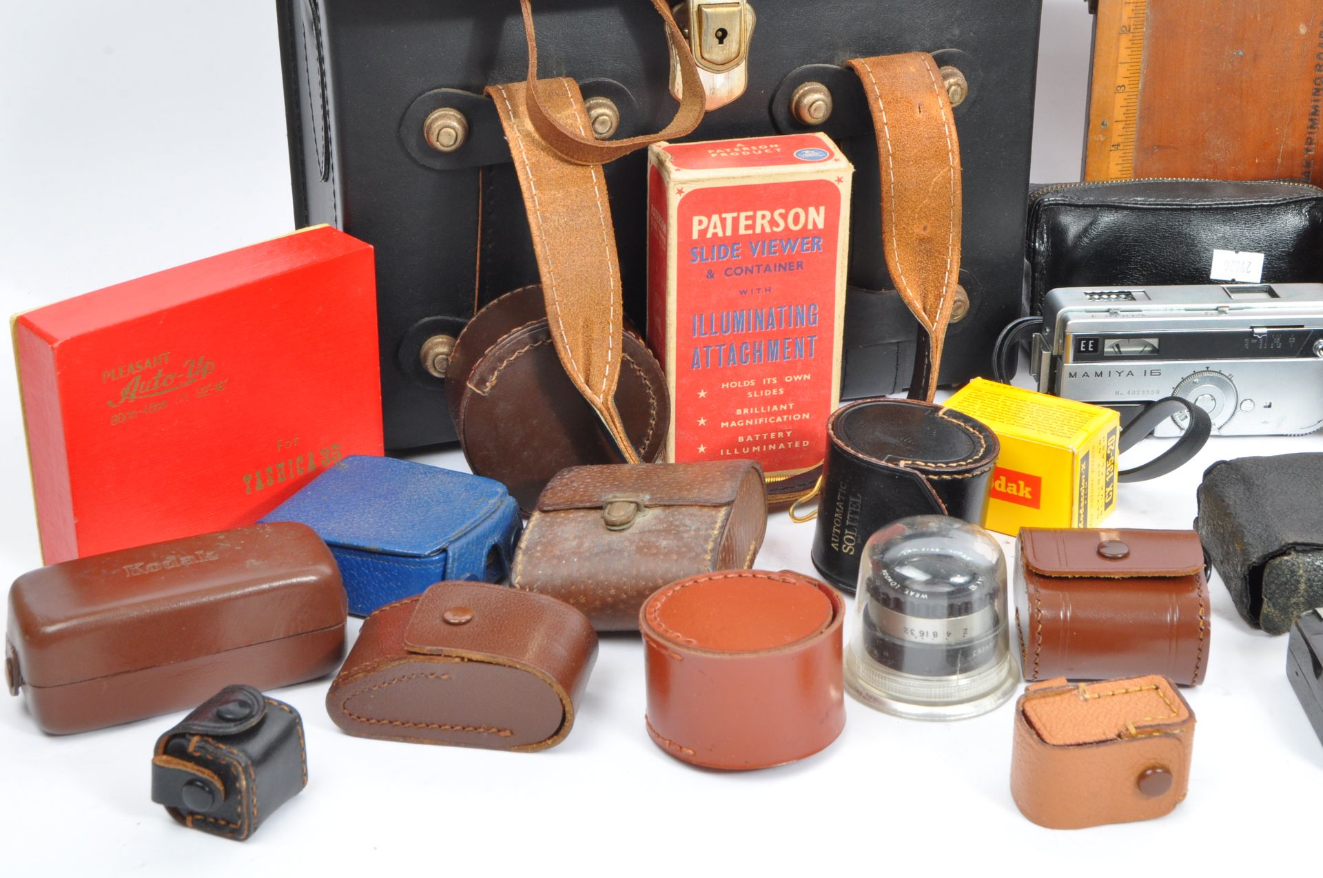 AN ASSORTMENT OF VINTAGE CAMERA PHOTOGRAPHIC EQUIPMENT - Image 4 of 6