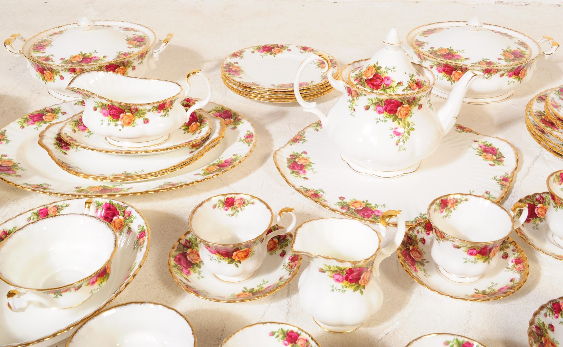 ROYAL ALBERT OLD COUNTRY ROSES TEA & DINNER SERVICE - Image 6 of 7