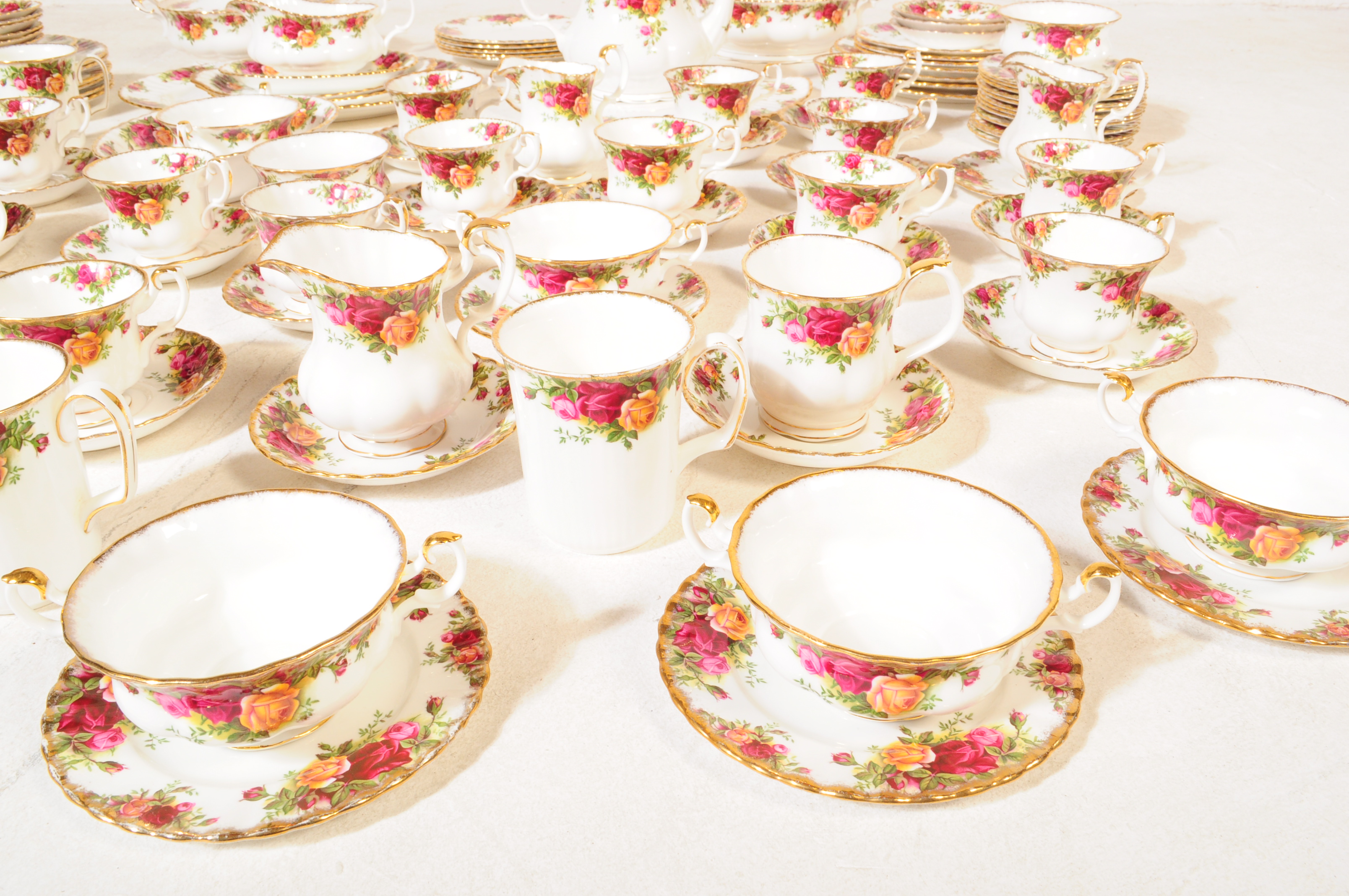 ROYAL ALBERT OLD COUNTRY ROSES TEA & DINNER SERVICE - Image 5 of 7
