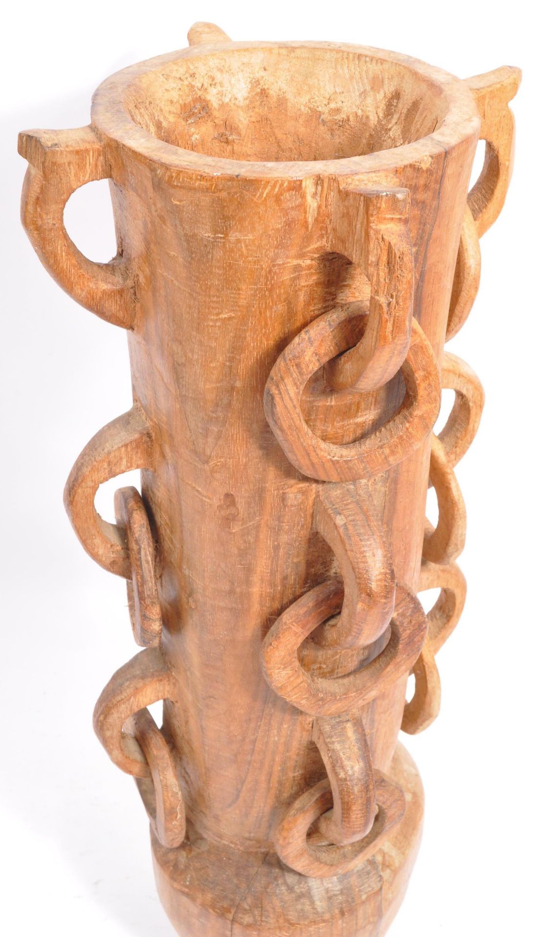 A VINTAGE 20TH CENTURY HAND CARVED WOODEN RING VASE - Image 4 of 6