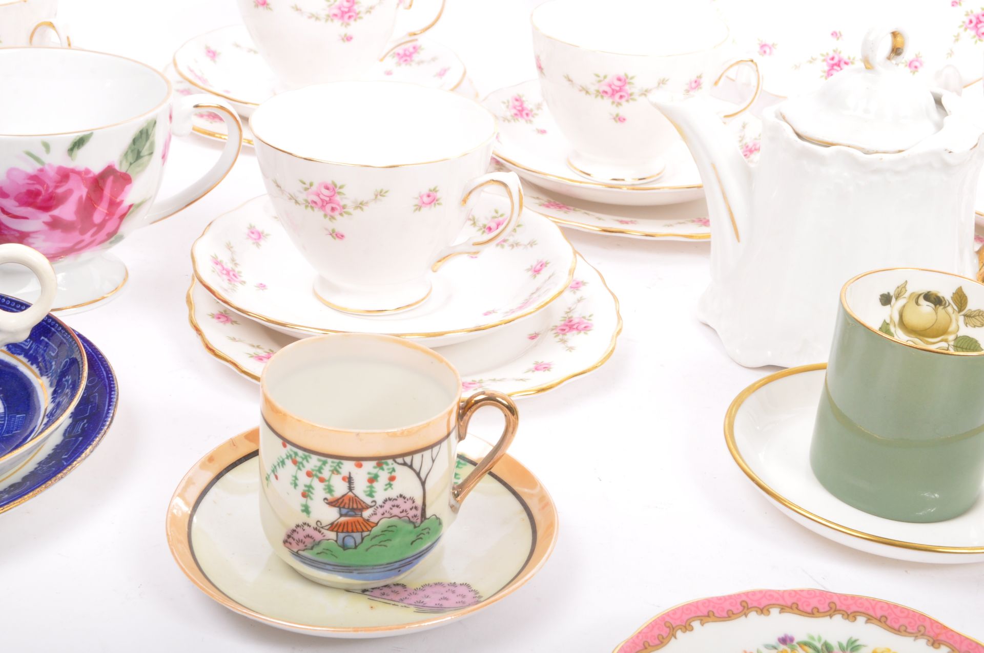 19TH CENTURY & LATER TEACUPS & SAUCERS & TEA SERVICE - Image 4 of 11