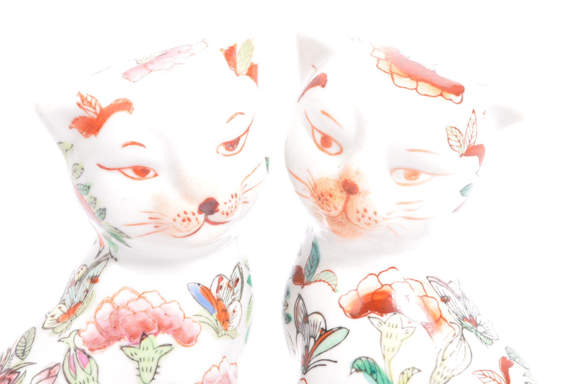 PAIR OF 1920S CHINESE PORCELAIN CATS - Bild 5 aus 7