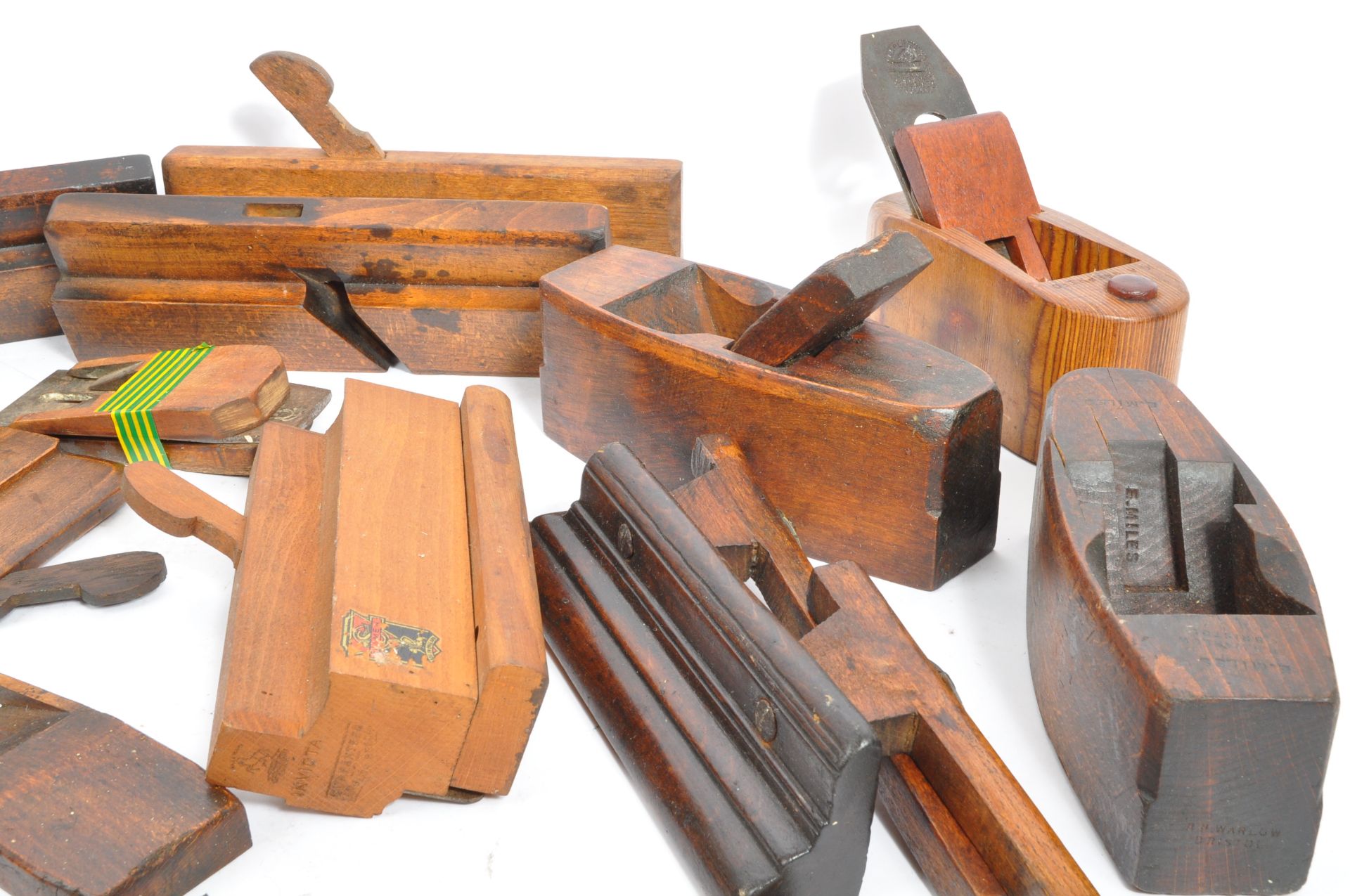 COLLECTION OF 19TH CENTURY BEECH WOODWORKER PLANE - Bild 2 aus 8